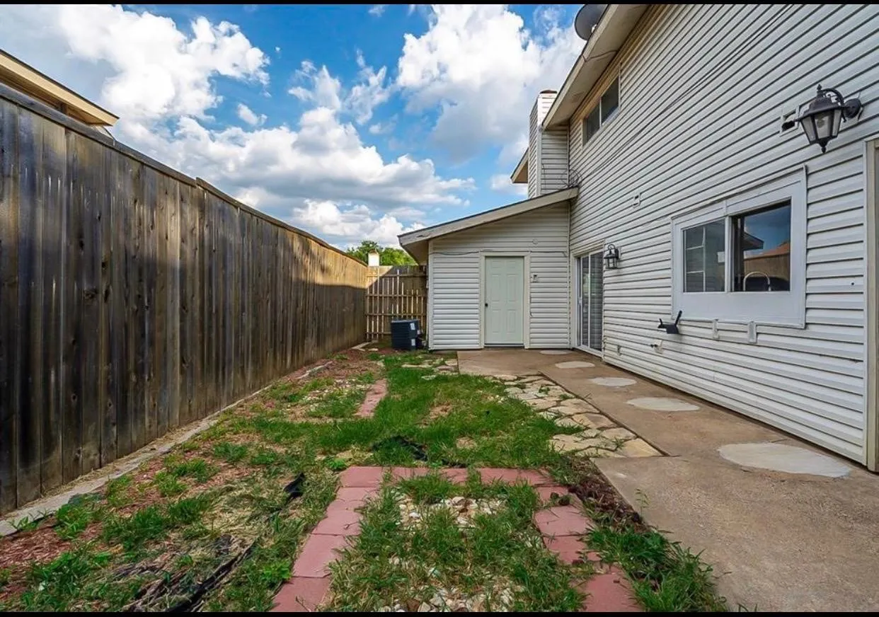 Single Family Residence For Sale in Dallas County , 735 Valiant Circle, Garland, Texas 75043, 3 Bedroom, 2 Bathroom, Garage spaces, 1,472 Sqft, built in 1972, Preowned, Price $200,000, mls#21262008, Real Estate Agent in Garland, Homes For Sale in Dallas county, Homes For Sale in Garland, Realtor in Garland Texas, Real Estate Brokerage Independent Realty Texas, Luminita Cordes Realtor