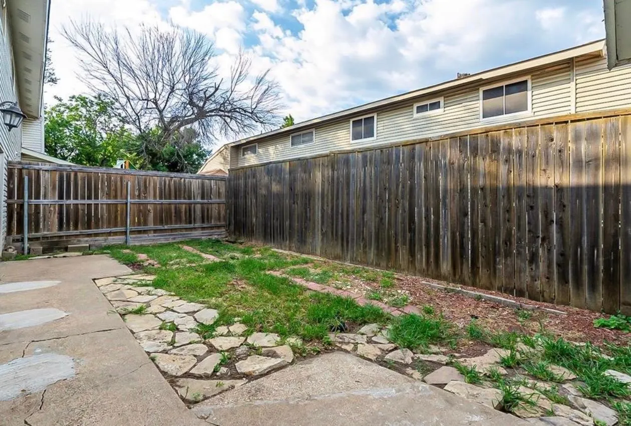 Single Family Residence For Sale in Dallas County , 735 Valiant Circle, Garland, Texas 75043, 3 Bedroom, 2 Bathroom, Garage spaces, 1,472 Sqft, built in 1972, Preowned, Price $200,000, mls#21262008, Real Estate Agent in Garland, Homes For Sale in Dallas county, Homes For Sale in Garland, Realtor in Garland Texas, Real Estate Brokerage Independent Realty Texas, Luminita Cordes Realtor