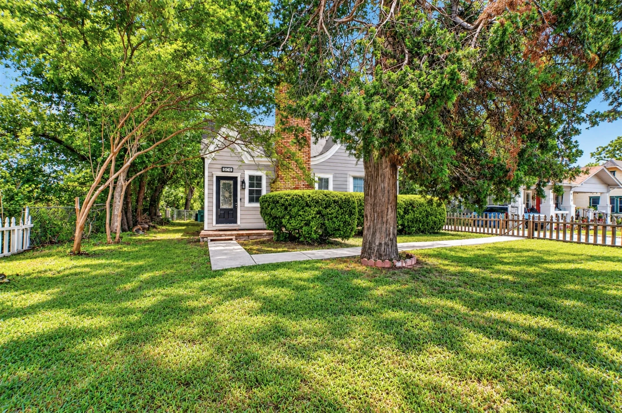Single Family Residence For Sale in Kaufman County , 504 W Grove Street, Kaufman, Texas 75142, 3 Bedroom, 2 Bathroom, Garage spaces, 1,548 Sqft, built in 1920, Preowned, mls#21261761, Real Estate Agent in Kaufman, Homes For Sale in Kaufman county, Homes For Sale in Kaufman, Realtor in Kaufman Texas, Real Estate Brokerage Independent Realty Texas, Luminita Cordes Realtor