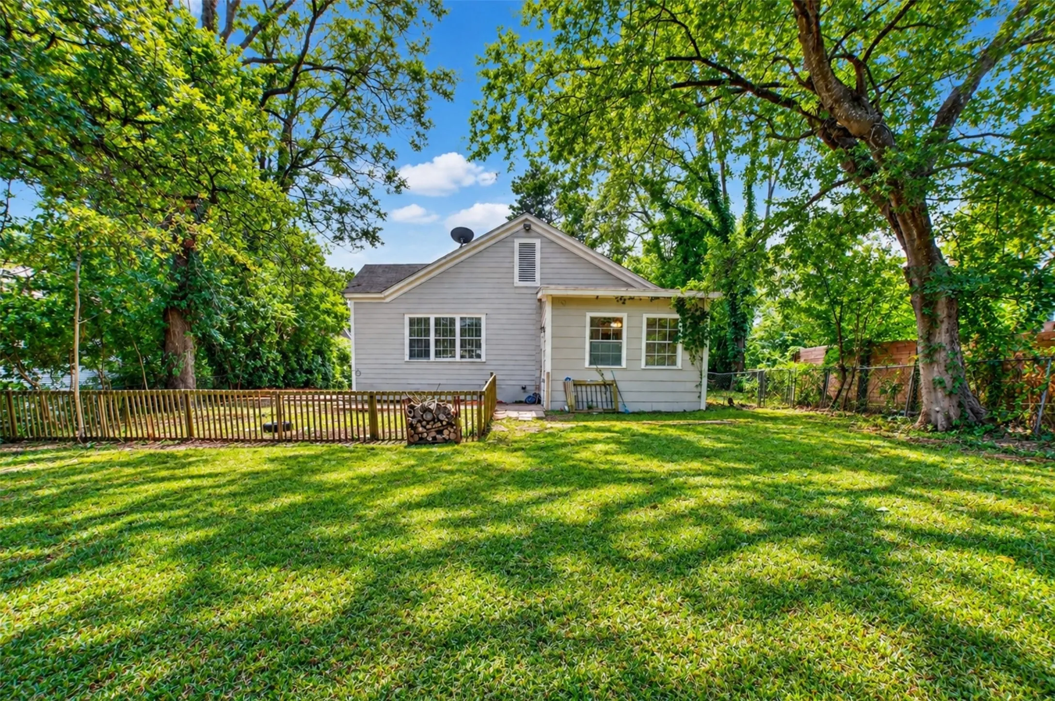 Single Family Residence For Sale in Kaufman County , 504 W Grove Street, Kaufman, Texas 75142, 3 Bedroom, 2 Bathroom, Garage spaces, 1,548 Sqft, built in 1920, Preowned, mls#21261761, Real Estate Agent in Kaufman, Homes For Sale in Kaufman county, Homes For Sale in Kaufman, Realtor in Kaufman Texas, Real Estate Brokerage Independent Realty Texas, Luminita Cordes Realtor