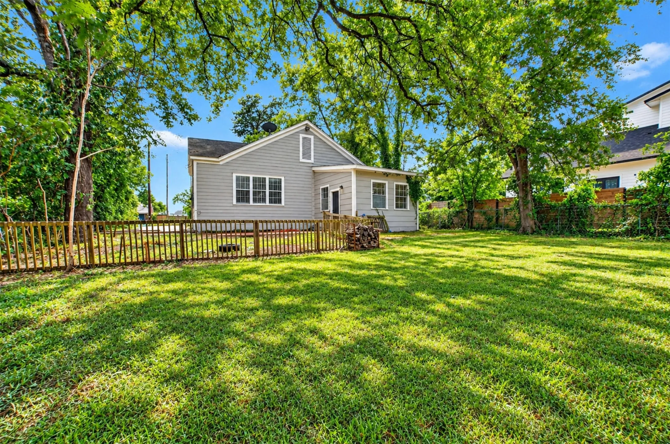 Single Family Residence For Sale in Kaufman County , 504 W Grove Street, Kaufman, Texas 75142, 3 Bedroom, 2 Bathroom, Garage spaces, 1,548 Sqft, built in 1920, Preowned, mls#21261761, Real Estate Agent in Kaufman, Homes For Sale in Kaufman county, Homes For Sale in Kaufman, Realtor in Kaufman Texas, Real Estate Brokerage Independent Realty Texas, Luminita Cordes Realtor