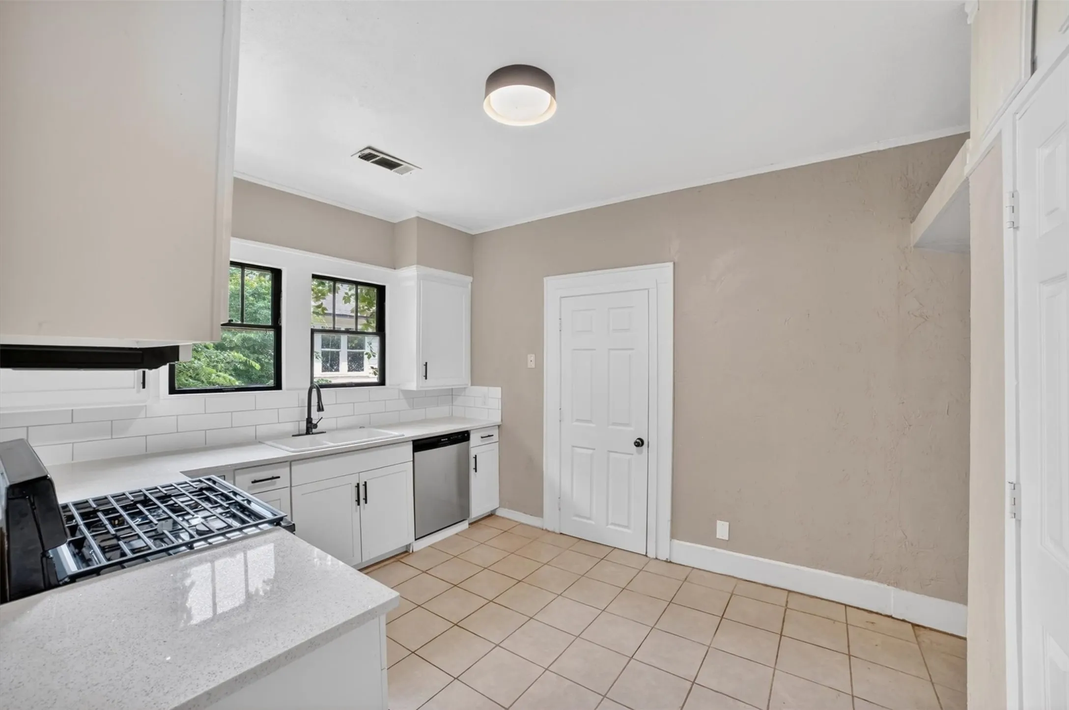 Single Family Residence For Sale in Kaufman County , 504 W Grove Street, Kaufman, Texas 75142, 3 Bedroom, 2 Bathroom, Garage spaces, 1,548 Sqft, built in 1920, Preowned, mls#21261761, Real Estate Agent in Kaufman, Homes For Sale in Kaufman county, Homes For Sale in Kaufman, Realtor in Kaufman Texas, Real Estate Brokerage Independent Realty Texas, Luminita Cordes Realtor
