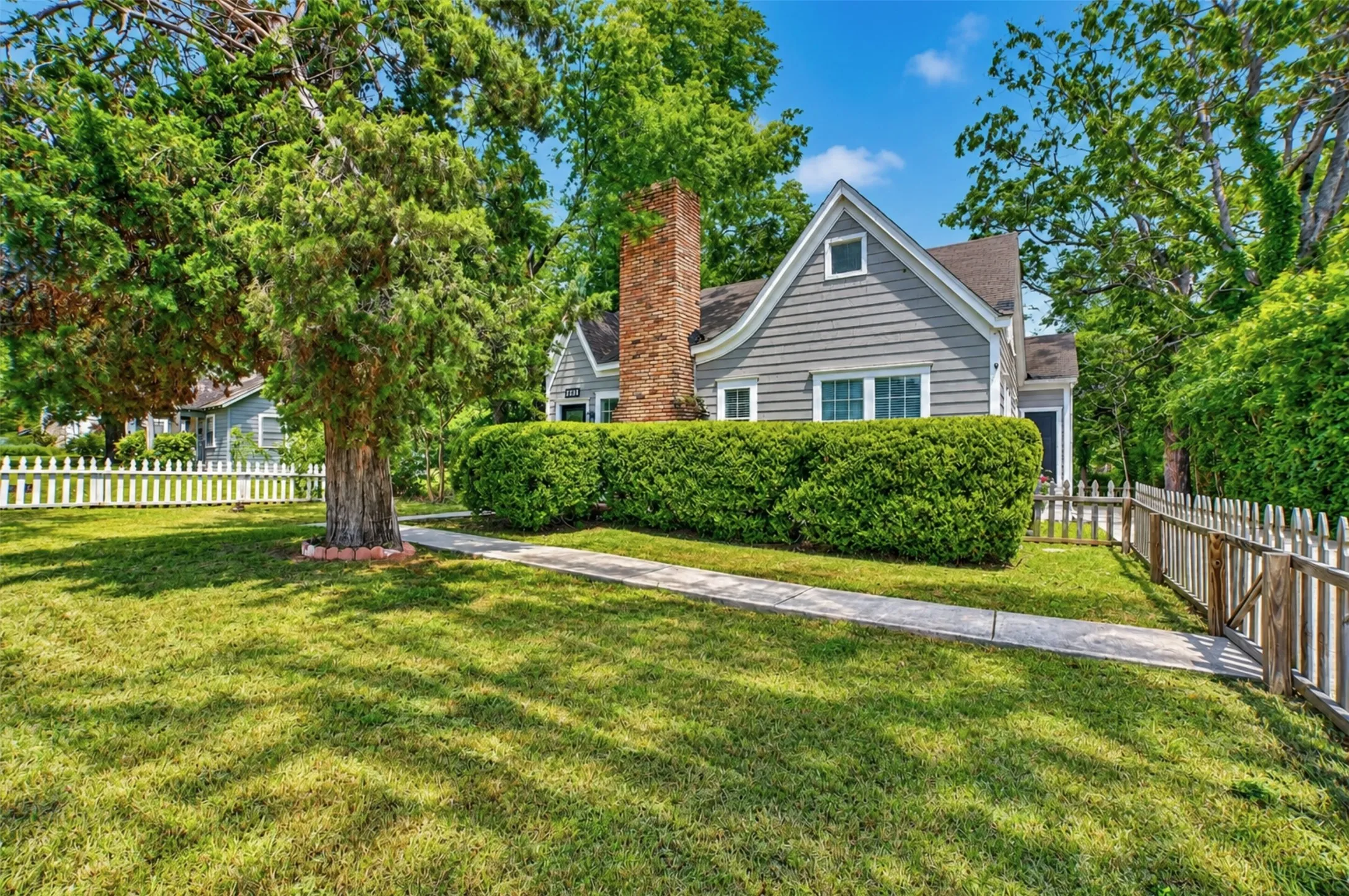Single Family Residence For Sale in Kaufman County , 504 W Grove Street, Kaufman, Texas 75142, 3 Bedroom, 2 Bathroom, Garage spaces, 1,548 Sqft, built in 1920, Preowned, mls#21261761, Real Estate Agent in Kaufman, Homes For Sale in Kaufman county, Homes For Sale in Kaufman, Realtor in Kaufman Texas, Real Estate Brokerage Independent Realty Texas, Luminita Cordes Realtor