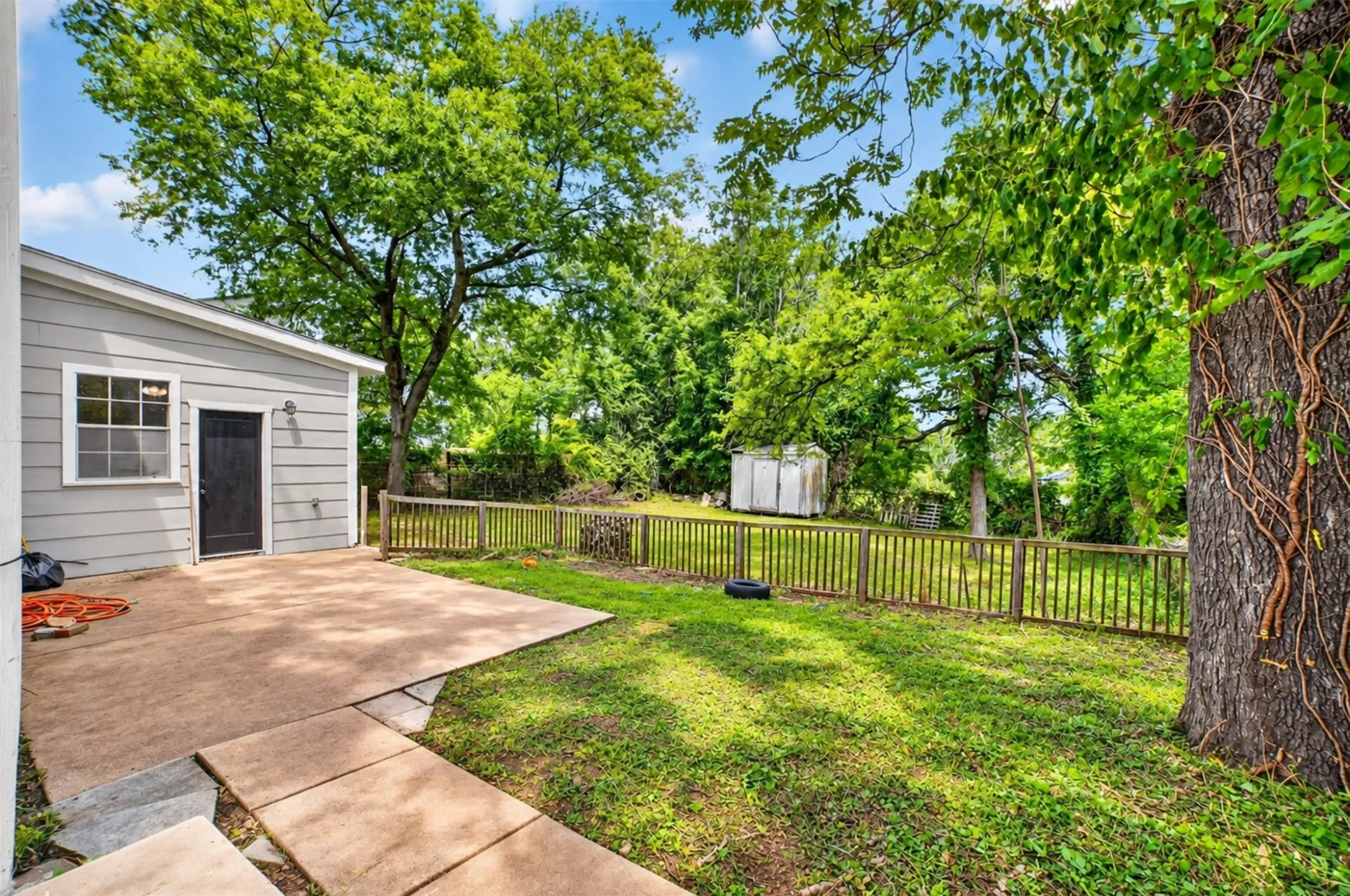 Single Family Residence For Sale in Kaufman County , 504 W Grove Street, Kaufman, Texas 75142, 3 Bedroom, 2 Bathroom, Garage spaces, 1,548 Sqft, built in 1920, Preowned, mls#21261761, Real Estate Agent in Kaufman, Homes For Sale in Kaufman county, Homes For Sale in Kaufman, Realtor in Kaufman Texas, Real Estate Brokerage Independent Realty Texas, Luminita Cordes Realtor