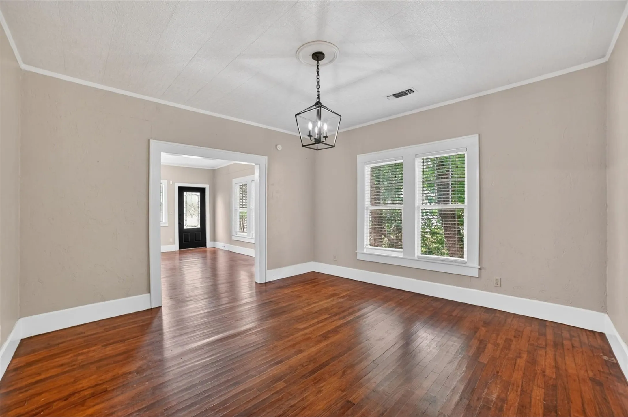 Single Family Residence For Sale in Kaufman County , 504 W Grove Street, Kaufman, Texas 75142, 3 Bedroom, 2 Bathroom, Garage spaces, 1,548 Sqft, built in 1920, Preowned, mls#21261761, Real Estate Agent in Kaufman, Homes For Sale in Kaufman county, Homes For Sale in Kaufman, Realtor in Kaufman Texas, Real Estate Brokerage Independent Realty Texas, Luminita Cordes Realtor