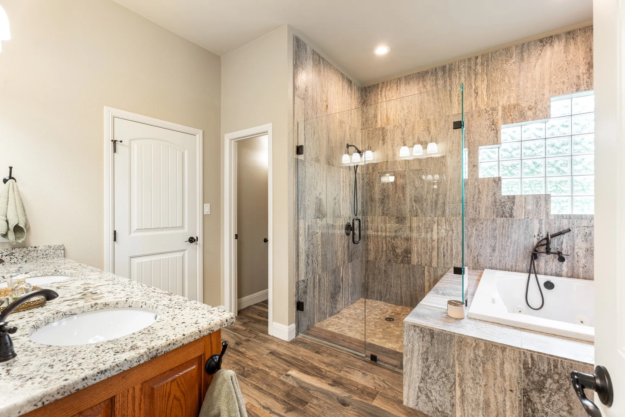 Single Family Residence For Sale in Hood County , 10008 Flight Plan Drive, Granbury, Texas 76049, 4 Bedroom, 3 Bathroom, 3 Garage spaces, 3,195 Sqft, built in 1996, Preowned, mls#21249742, Real Estate Agent in Granbury, Homes For Sale in Hood county, Homes For Sale in Granbury, Realtor in Granbury Texas, Real Estate Brokerage Independent Realty Texas, Luminita Cordes Realtor