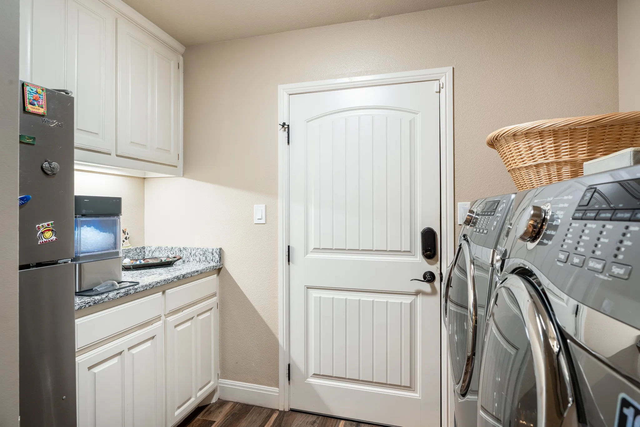 Single Family Residence For Sale in Hood County , 10008 Flight Plan Drive, Granbury, Texas 76049, 4 Bedroom, 3 Bathroom, 3 Garage spaces, 3,195 Sqft, built in 1996, Preowned, mls#21249742, Real Estate Agent in Granbury, Homes For Sale in Hood county, Homes For Sale in Granbury, Realtor in Granbury Texas, Real Estate Brokerage Independent Realty Texas, Luminita Cordes Realtor