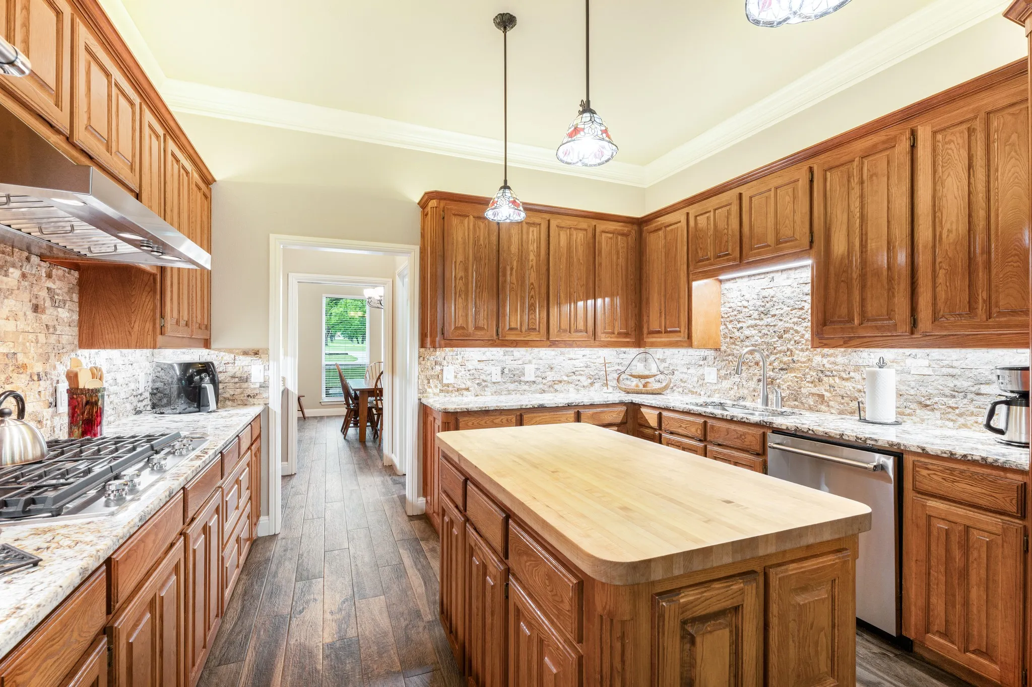 Single Family Residence For Sale in Hood County , 10008 Flight Plan Drive, Granbury, Texas 76049, 4 Bedroom, 3 Bathroom, 3 Garage spaces, 3,195 Sqft, built in 1996, Preowned, mls#21249742, Real Estate Agent in Granbury, Homes For Sale in Hood county, Homes For Sale in Granbury, Realtor in Granbury Texas, Real Estate Brokerage Independent Realty Texas, Luminita Cordes Realtor