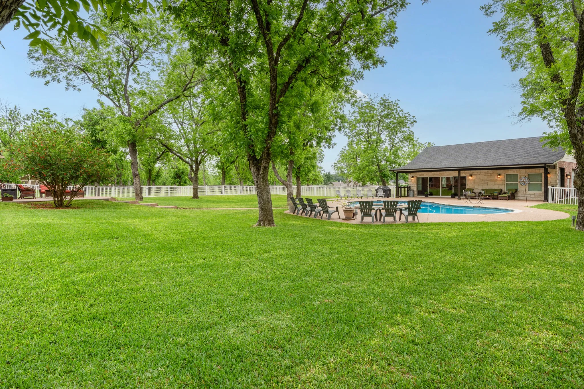 Single Family Residence For Sale in Hood County , 10008 Flight Plan Drive, Granbury, Texas 76049, 4 Bedroom, 3 Bathroom, 3 Garage spaces, 3,195 Sqft, built in 1996, Preowned, mls#21249742, Real Estate Agent in Granbury, Homes For Sale in Hood county, Homes For Sale in Granbury, Realtor in Granbury Texas, Real Estate Brokerage Independent Realty Texas, Luminita Cordes Realtor