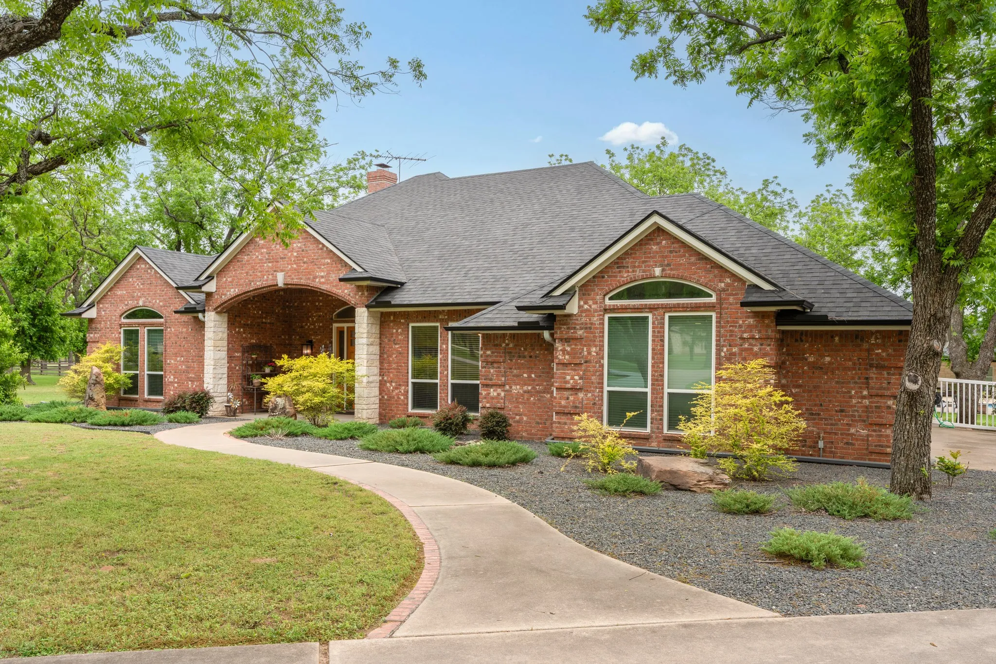 Single Family Residence For Sale in Hood County , 10008 Flight Plan Drive, Granbury, Texas 76049, 4 Bedroom, 3 Bathroom, 3 Garage spaces, 3,195 Sqft, built in 1996, Preowned, mls#21249742, Real Estate Agent in Granbury, Homes For Sale in Hood county, Homes For Sale in Granbury, Realtor in Granbury Texas, Real Estate Brokerage Independent Realty Texas, Luminita Cordes Realtor