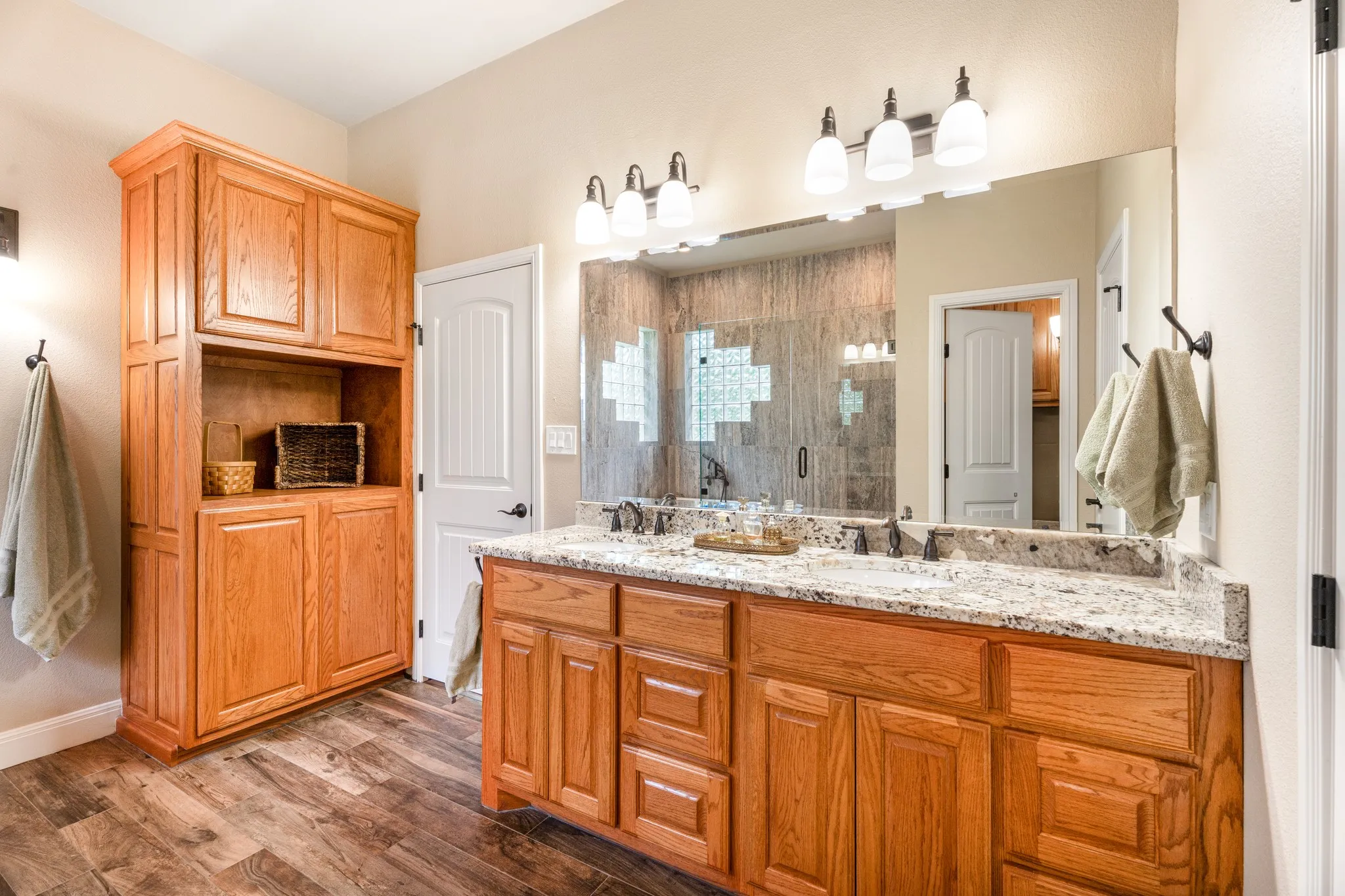 Single Family Residence For Sale in Hood County , 10008 Flight Plan Drive, Granbury, Texas 76049, 4 Bedroom, 3 Bathroom, 3 Garage spaces, 3,195 Sqft, built in 1996, Preowned, mls#21249742, Real Estate Agent in Granbury, Homes For Sale in Hood county, Homes For Sale in Granbury, Realtor in Granbury Texas, Real Estate Brokerage Independent Realty Texas, Luminita Cordes Realtor
