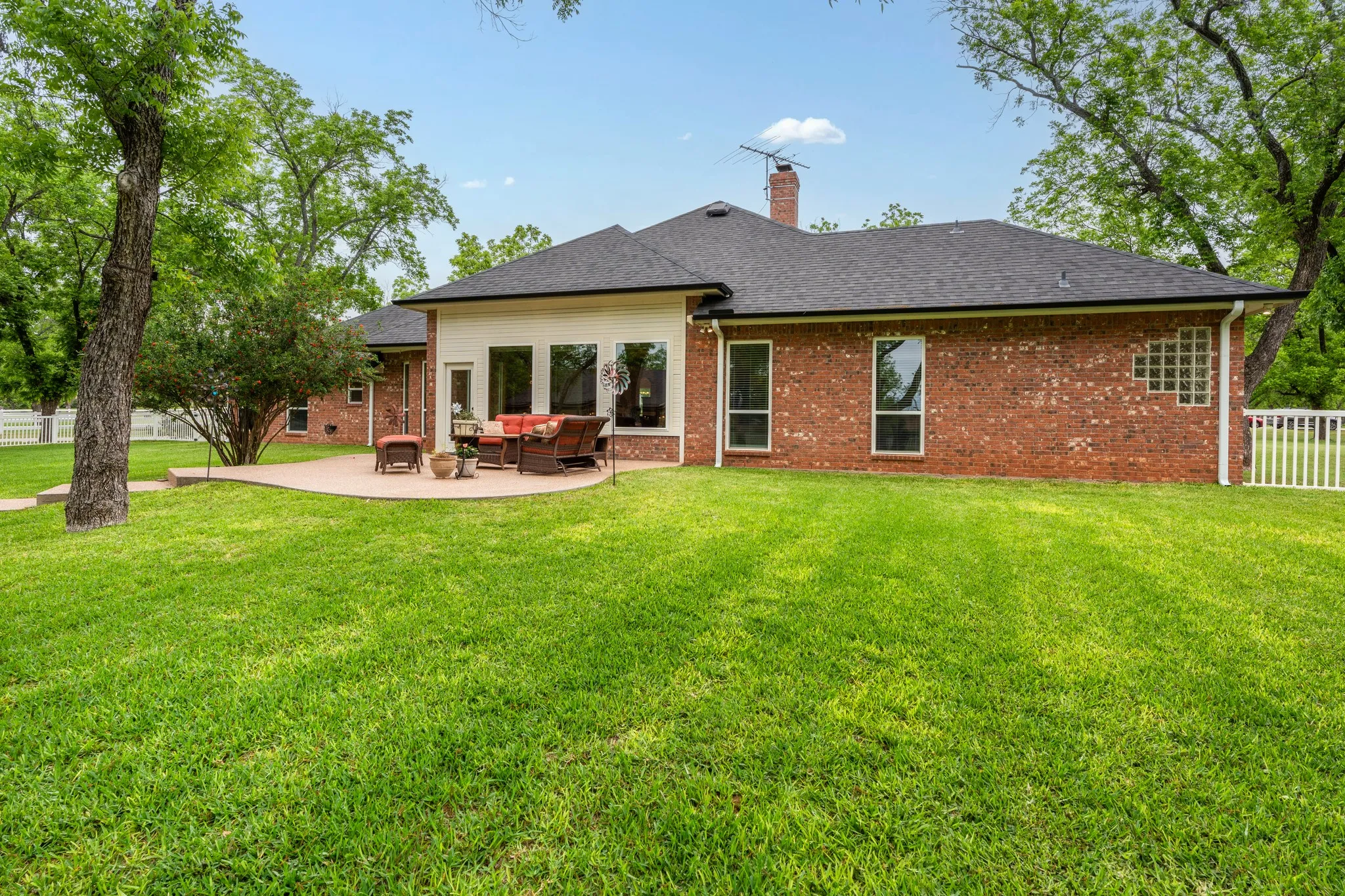 Single Family Residence For Sale in Hood County , 10008 Flight Plan Drive, Granbury, Texas 76049, 4 Bedroom, 3 Bathroom, 3 Garage spaces, 3,195 Sqft, built in 1996, Preowned, mls#21249742, Real Estate Agent in Granbury, Homes For Sale in Hood county, Homes For Sale in Granbury, Realtor in Granbury Texas, Real Estate Brokerage Independent Realty Texas, Luminita Cordes Realtor