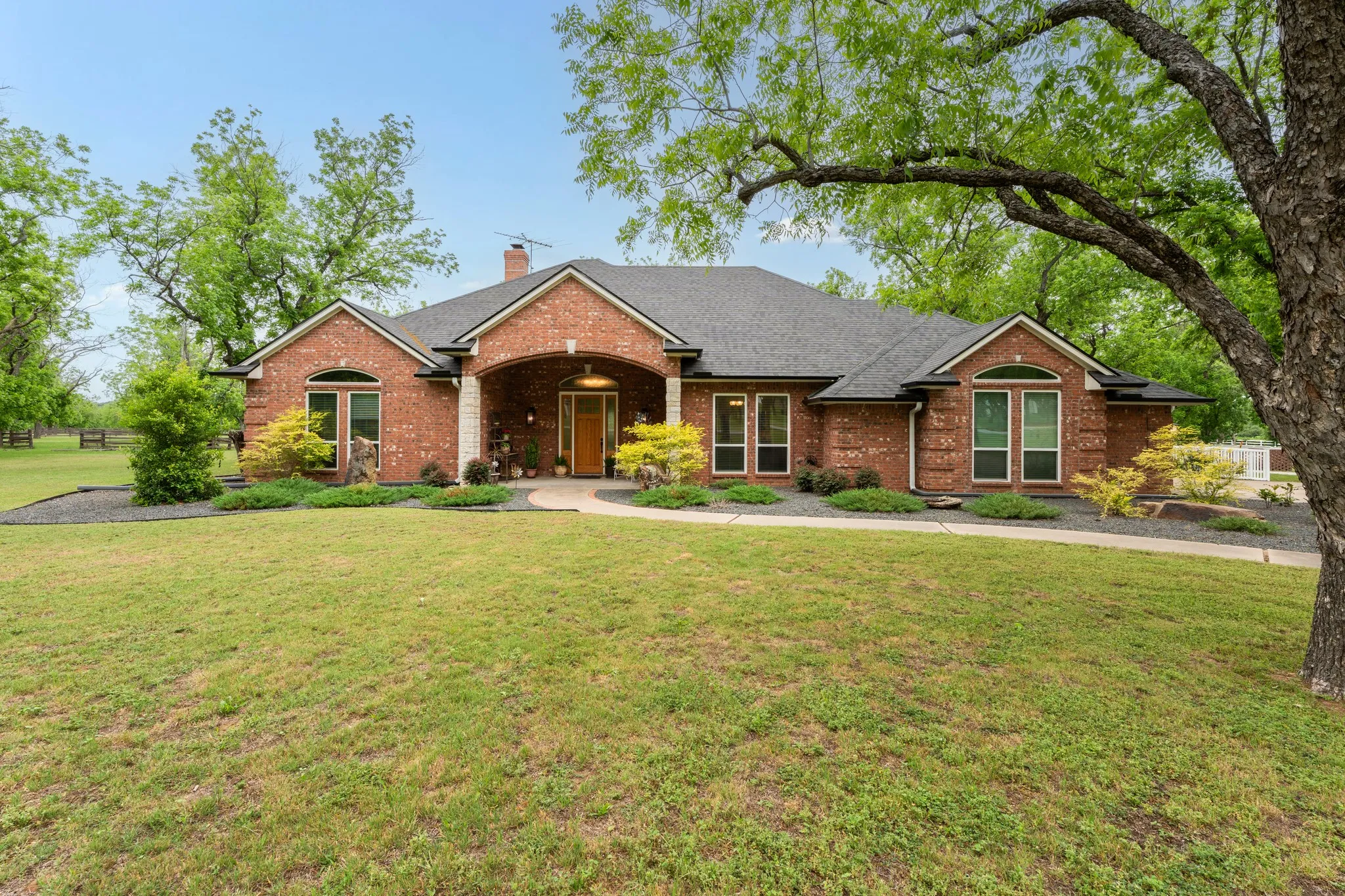 Single Family Residence For Sale in Hood County , 10008 Flight Plan Drive, Granbury, Texas 76049, 4 Bedroom, 3 Bathroom, 3 Garage spaces, 3,195 Sqft, built in 1996, Preowned, mls#21249742, Real Estate Agent in Granbury, Homes For Sale in Hood county, Homes For Sale in Granbury, Realtor in Granbury Texas, Real Estate Brokerage Independent Realty Texas, Luminita Cordes Realtor