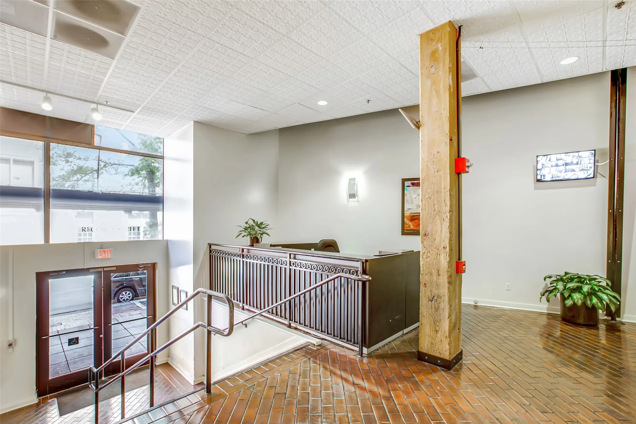 Condominium For Sale in Dallas County , 509 Elm Street 503, Dallas, Texas 75202, 1 Bedroom, 1 Bathroom, Garage spaces, 845 Sqft, built in 1930, Preowned, mls#21258797, Real Estate Agent in Dallas, Homes For Sale in Dallas county, Homes For Sale in Dallas, Realtor in Dallas Texas, Real Estate Brokerage Independent Realty Texas, Luminita Cordes Realtor