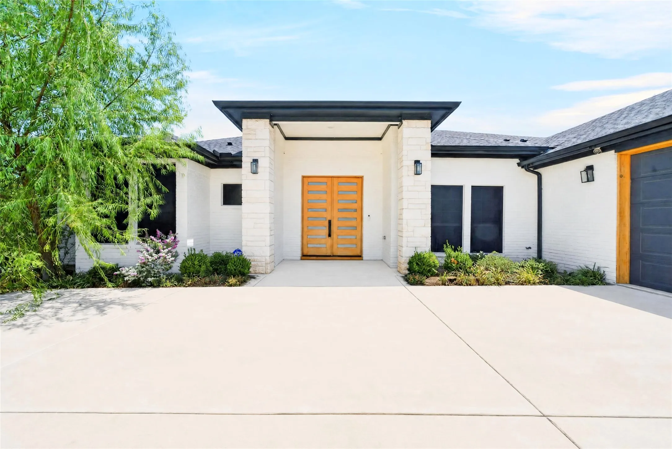Single Family Residence For Rent in Hood County , 4013 Legend Trail, Granbury, Texas 76049, 4 Bedroom, 3 Bathroom, 3 Garage spaces, 2,902 Sqft, built in 2022, Preowned, mls#21262101, Real Estate Agent in Granbury, Homes For Rent in Hood county, Homes For Rent in Granbury, Realtor in Granbury Texas, Real Estate Brokerage Independent Realty Texas, Luminita Cordes Realtor