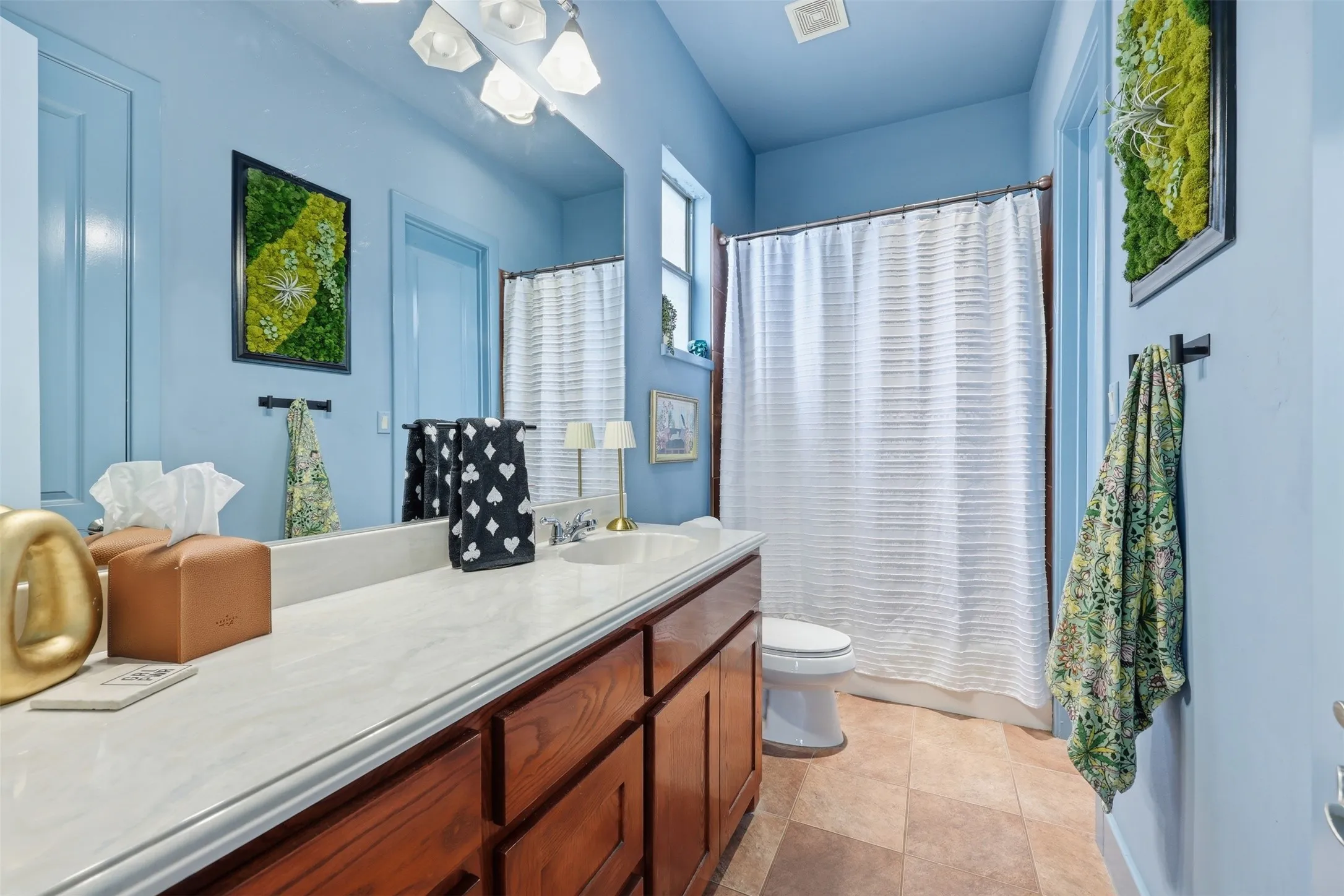 Single Family Residence For Sale in Hood County , 1911 Wigeon Street, Granbury, Texas 76049, 3 Bedroom, 4 Bathroom, 2 Garage spaces, 2,504 Sqft, built in 2004, mls#21261671, Real Estate Agent in Granbury, Homes For Sale in Hood county, Homes For Sale in Granbury, Realtor in Granbury Texas, Real Estate Brokerage Independent Realty Texas, Luminita Cordes Realtor