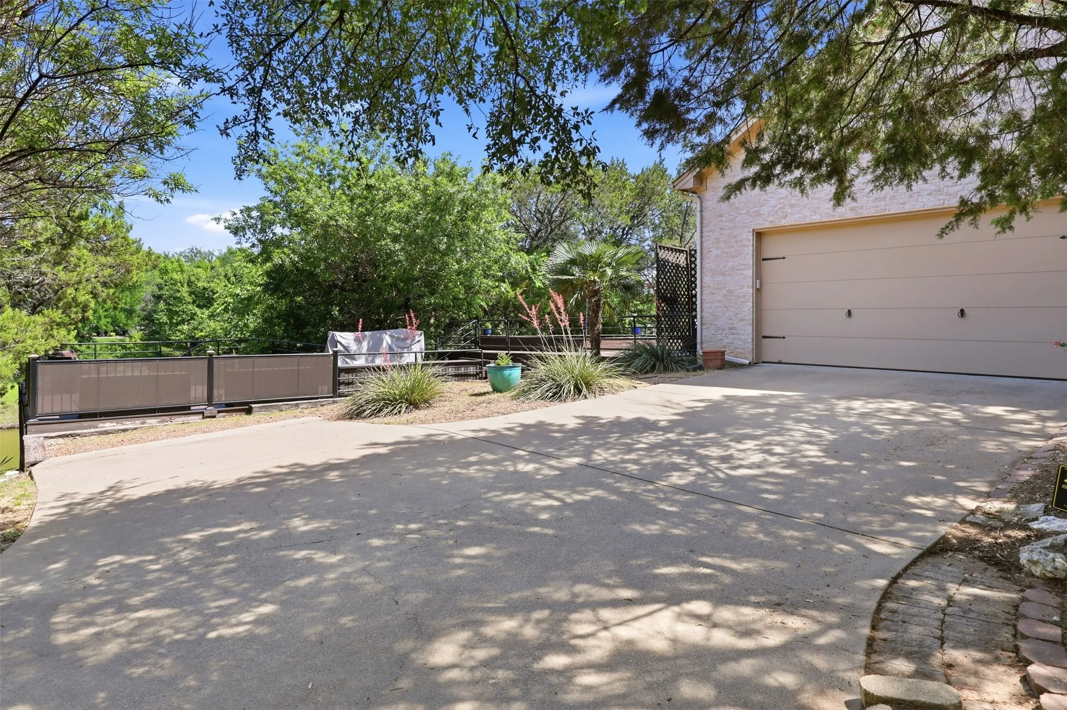 Single Family Residence For Sale in Hood County , 1911 Wigeon Street, Granbury, Texas 76049, 3 Bedroom, 4 Bathroom, 2 Garage spaces, 2,504 Sqft, built in 2004, mls#21261671, Real Estate Agent in Granbury, Homes For Sale in Hood county, Homes For Sale in Granbury, Realtor in Granbury Texas, Real Estate Brokerage Independent Realty Texas, Luminita Cordes Realtor