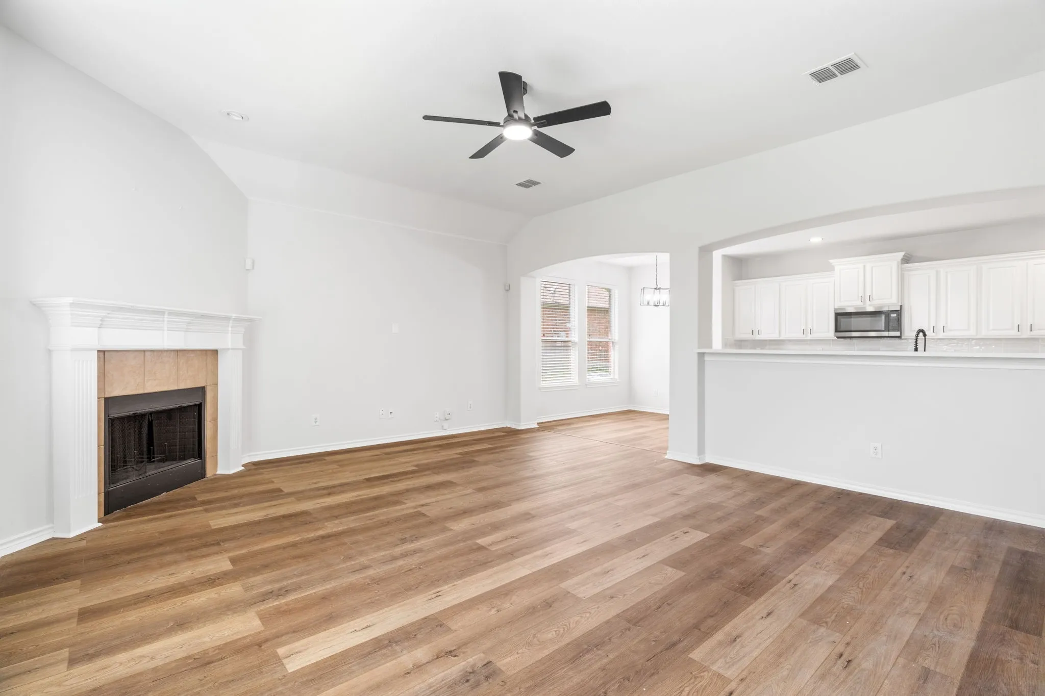 Single Family Residence For Sale in Dallas County , 1738 Rock Ridge Drive, Cedar Hill, Texas 75104, 5 Bedrooms, 4 Bathrooms, 2 Garage spaces, 4,106 Sqft, built in 2006, Price $475,000, mls#21260818, Real Estate Agent in Cedar Hill, Homes For Sale in Dallas county, Homes For Sale in Cedar Hill, Realtor in Cedar Hill Texas, Real Estate Brokerage Independent Realty Texas, Luminita Cordes Realtor