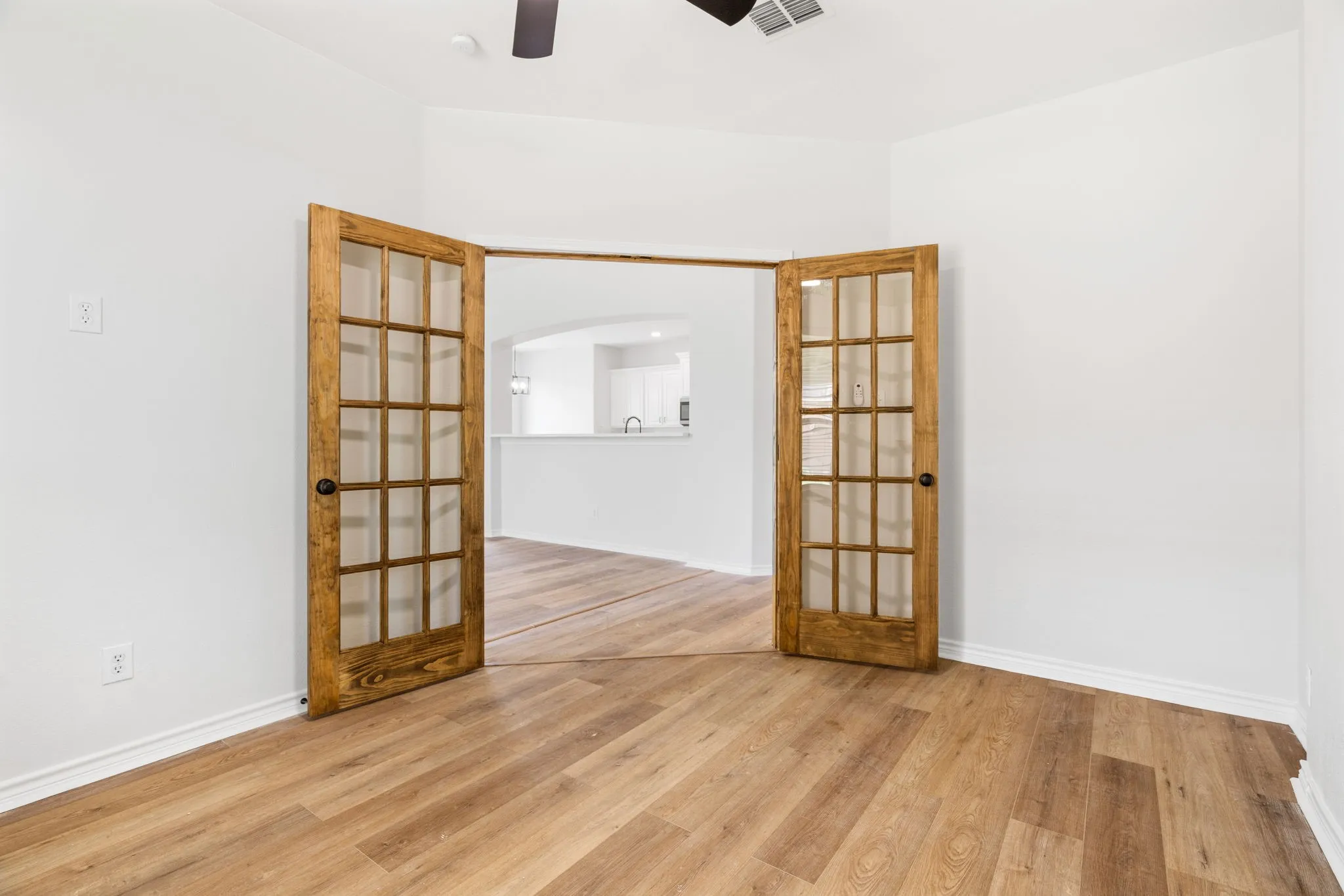 Single Family Residence For Sale in Dallas County , 1738 Rock Ridge Drive, Cedar Hill, Texas 75104, 5 Bedrooms, 4 Bathrooms, 2 Garage spaces, 4,106 Sqft, built in 2006, Price $475,000, mls#21260818, Real Estate Agent in Cedar Hill, Homes For Sale in Dallas county, Homes For Sale in Cedar Hill, Realtor in Cedar Hill Texas, Real Estate Brokerage Independent Realty Texas, Luminita Cordes Realtor