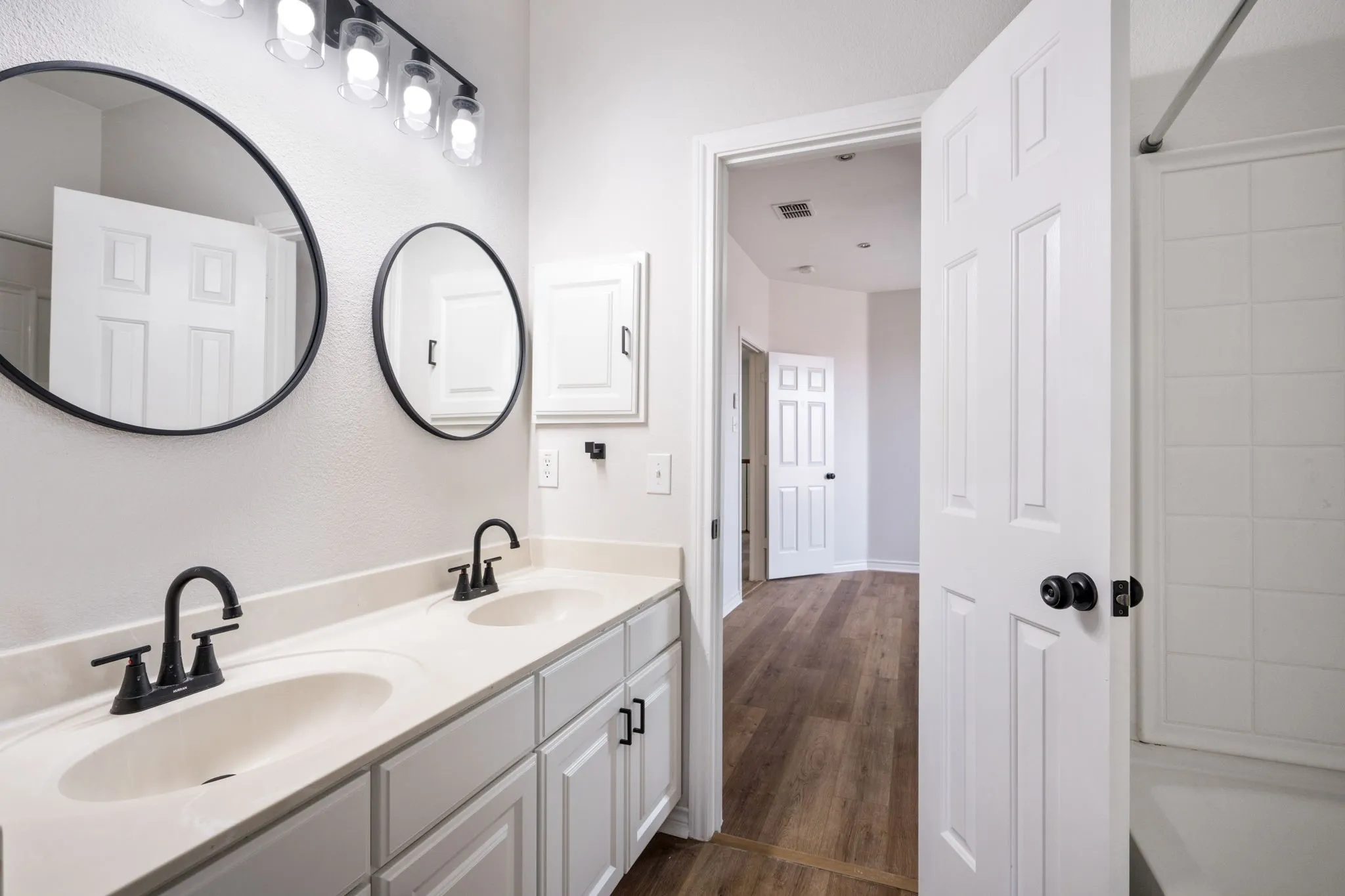 Single Family Residence For Sale in Dallas County , 1738 Rock Ridge Drive, Cedar Hill, Texas 75104, 5 Bedrooms, 4 Bathrooms, 2 Garage spaces, 4,106 Sqft, built in 2006, Price $475,000, mls#21260818, Real Estate Agent in Cedar Hill, Homes For Sale in Dallas county, Homes For Sale in Cedar Hill, Realtor in Cedar Hill Texas, Real Estate Brokerage Independent Realty Texas, Luminita Cordes Realtor