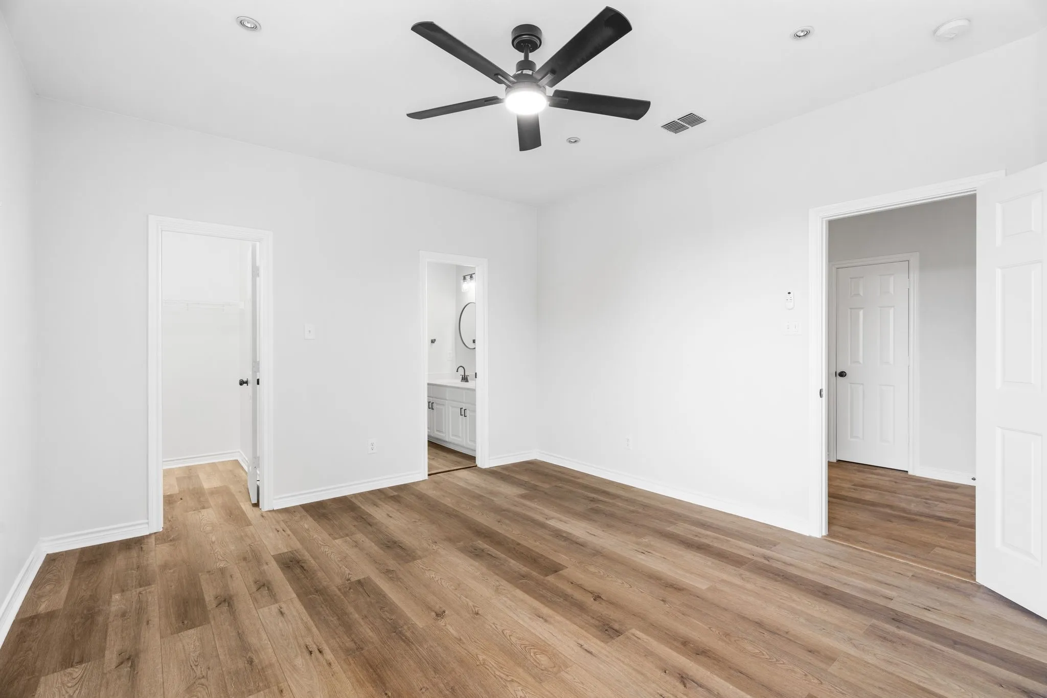 Single Family Residence For Sale in Dallas County , 1738 Rock Ridge Drive, Cedar Hill, Texas 75104, 5 Bedrooms, 4 Bathrooms, 2 Garage spaces, 4,106 Sqft, built in 2006, Price $475,000, mls#21260818, Real Estate Agent in Cedar Hill, Homes For Sale in Dallas county, Homes For Sale in Cedar Hill, Realtor in Cedar Hill Texas, Real Estate Brokerage Independent Realty Texas, Luminita Cordes Realtor
