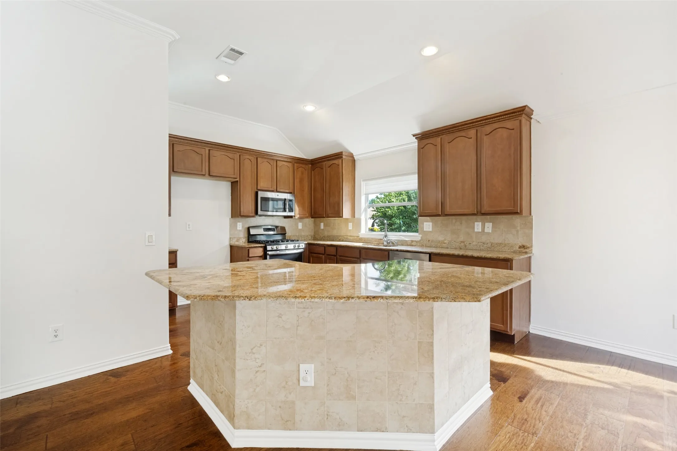 Single Family Residence For Sale in Denton County , 11009 Southerland Drive, Denton, Texas 76207, 2 Bedroom, 2 Bathroom, 2 Garage spaces, 1,586 Sqft, built in 2005, mls#21261752, Real Estate Agent in Denton, Homes For Sale in Denton county, Homes For Sale in Denton, Realtor in Denton Texas, Real Estate Brokerage Independent Realty Texas, Luminita Cordes Realtor