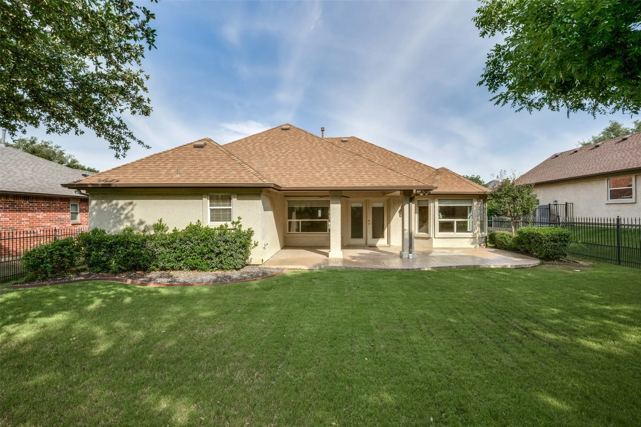 Single Family Residence For Sale in Denton County , 11009 Southerland Drive, Denton, Texas 76207, 2 Bedroom, 2 Bathroom, 2 Garage spaces, 1,586 Sqft, built in 2005, mls#21261752, Real Estate Agent in Denton, Homes For Sale in Denton county, Homes For Sale in Denton, Realtor in Denton Texas, Real Estate Brokerage Independent Realty Texas, Luminita Cordes Realtor
