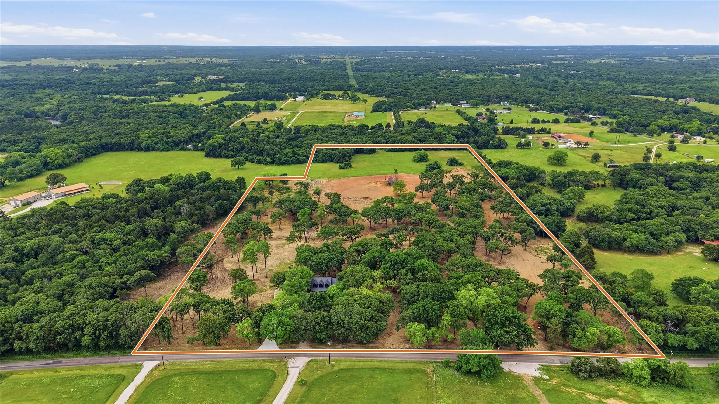 Single Family Residence For Sale in Grayson County , 410 Arkansas Road, Sadler, Texas 76264, 5 Bedroom, 5 Bathroom, 2 Garage spaces, 3,666 Sqft, built in 1998, Preowned, mls#21238968, Real Estate Agent in Sadler, Homes For Sale in Grayson county, Homes For Sale in Sadler, Realtor in Sadler Texas, Real Estate Brokerage Independent Realty Texas, Luminita Cordes Realtor