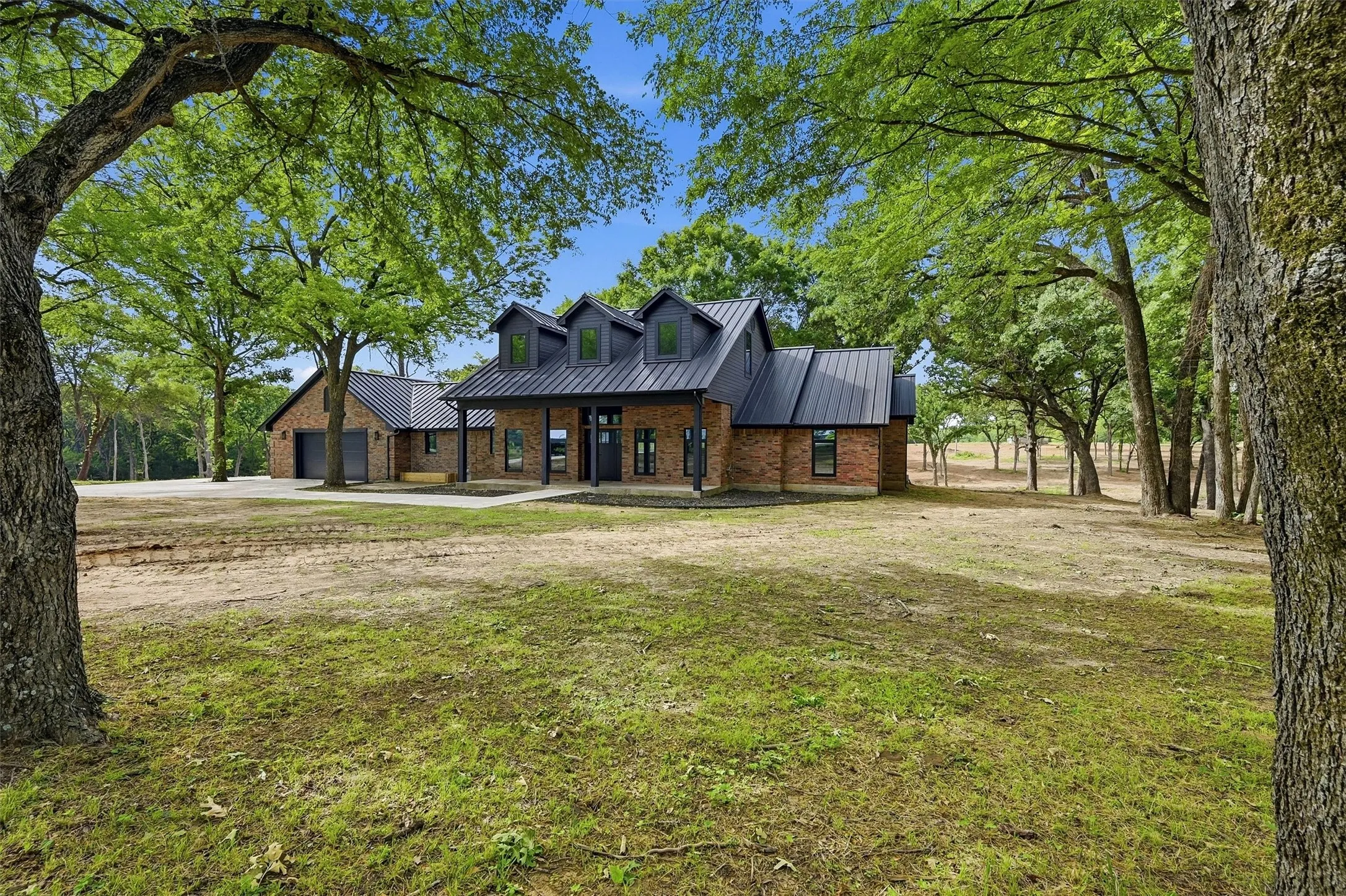 Single Family Residence For Sale in Grayson County , 410 Arkansas Rd, Sadler, Texas 76264, 5 Bedroom, 5 Bathroom, 2 Garage spaces, 3,666 Sqft, built in 1998, Preowned, Price $1,075,000, mls#21262068, Real Estate Agent in Sadler, Homes For Sale in Grayson county, Homes For Sale in Sadler, Realtor in Sadler Texas, Real Estate Brokerage Independent Realty Texas, Luminita Cordes Realtor