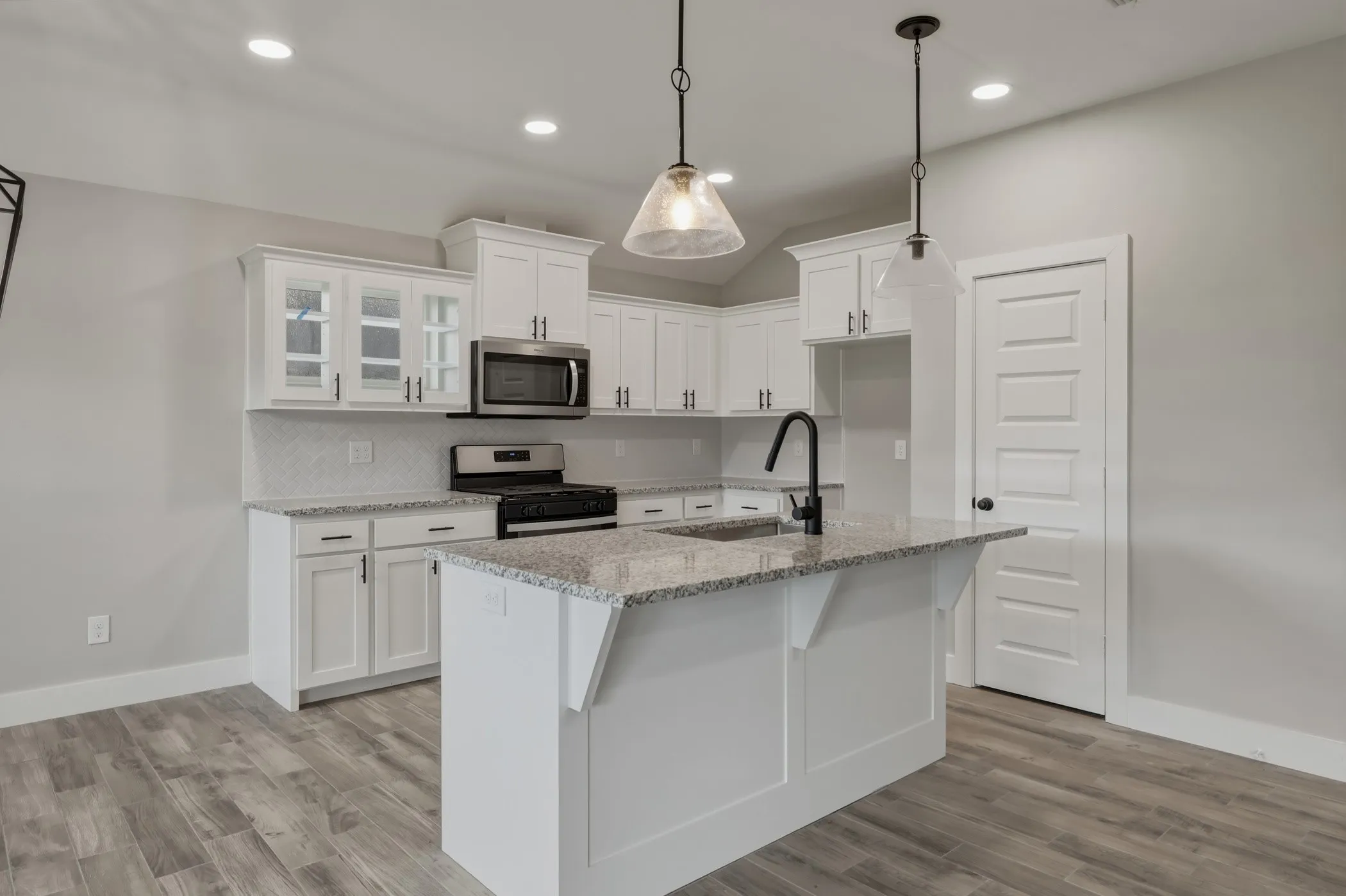 Single Family Residence For Sale in Smith County , 16221 Crossing Circle, Lindale, Texas 75771, 3 Bedroom, 2 Bathroom, 2 Garage spaces, 1,700 Sqft, built in 2023, mls#21262203, Real Estate Agent in Lindale, Homes For Sale in Smith county, Homes For Sale in Lindale, Realtor in Lindale Texas, Real Estate Brokerage Independent Realty Texas, Luminita Cordes Realtor