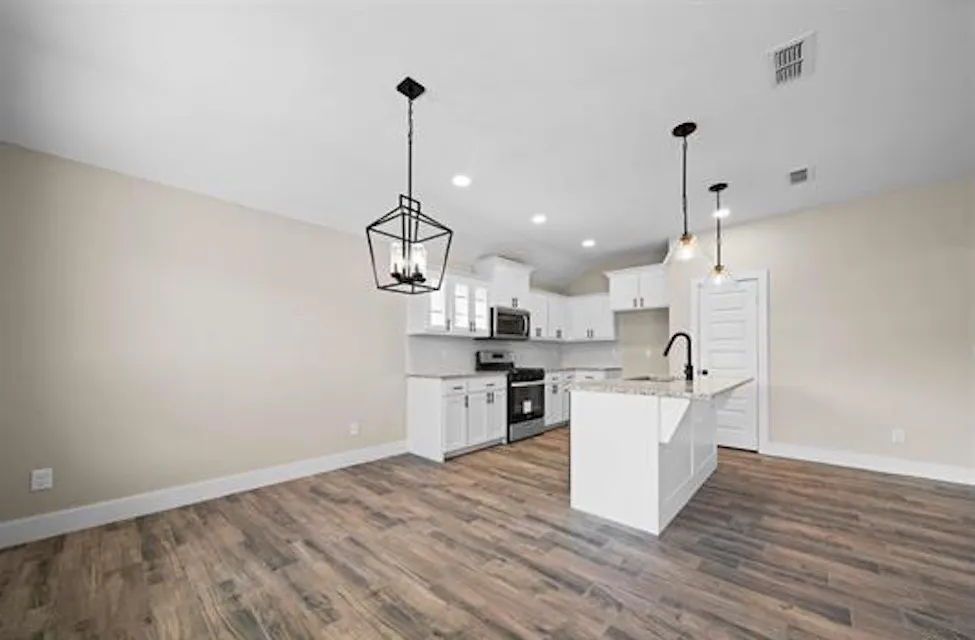 Single Family Residence For Sale in Smith County , 16221 Crossing Circle, Lindale, Texas 75771, 3 Bedroom, 2 Bathroom, 2 Garage spaces, 1,700 Sqft, built in 2023, mls#21262203, Real Estate Agent in Lindale, Homes For Sale in Smith county, Homes For Sale in Lindale, Realtor in Lindale Texas, Real Estate Brokerage Independent Realty Texas, Luminita Cordes Realtor