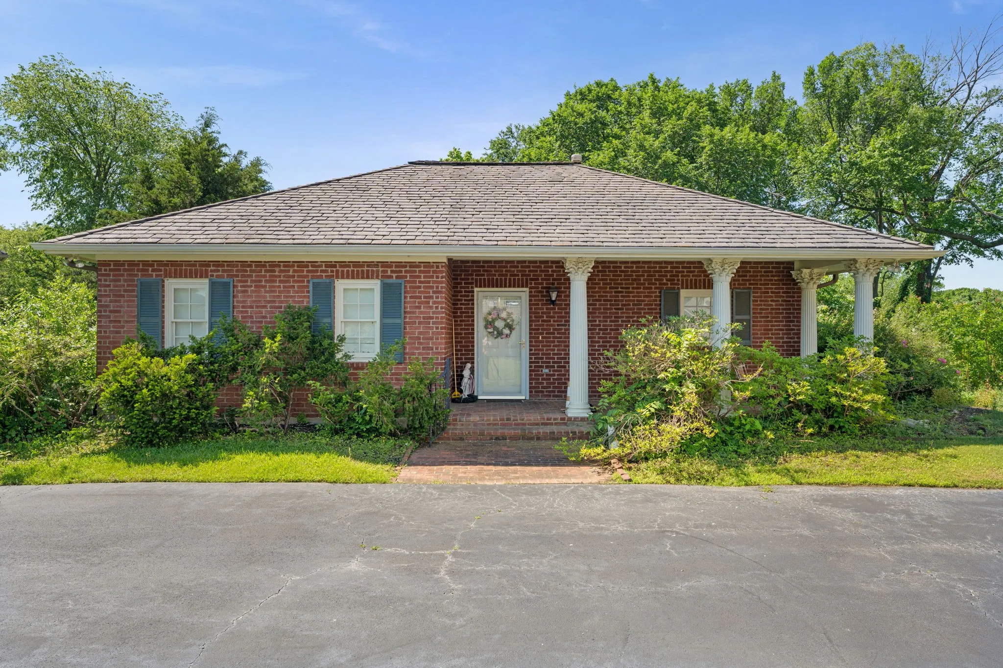 Single Family Residence For Sale in Tarrant County , 2300 Panorama, Arlington, Texas 76016, 4 Bedroom, 7 Bathroom, 4 Garage spaces, 8,707 Sqft, built in 1997, Preowned, mls#21261863, Real Estate Agent in Arlington, Homes For Sale in Tarrant county, Homes For Sale in Arlington, Realtor in Arlington Texas, Real Estate Brokerage Independent Realty Texas, Luminita Cordes Realtor