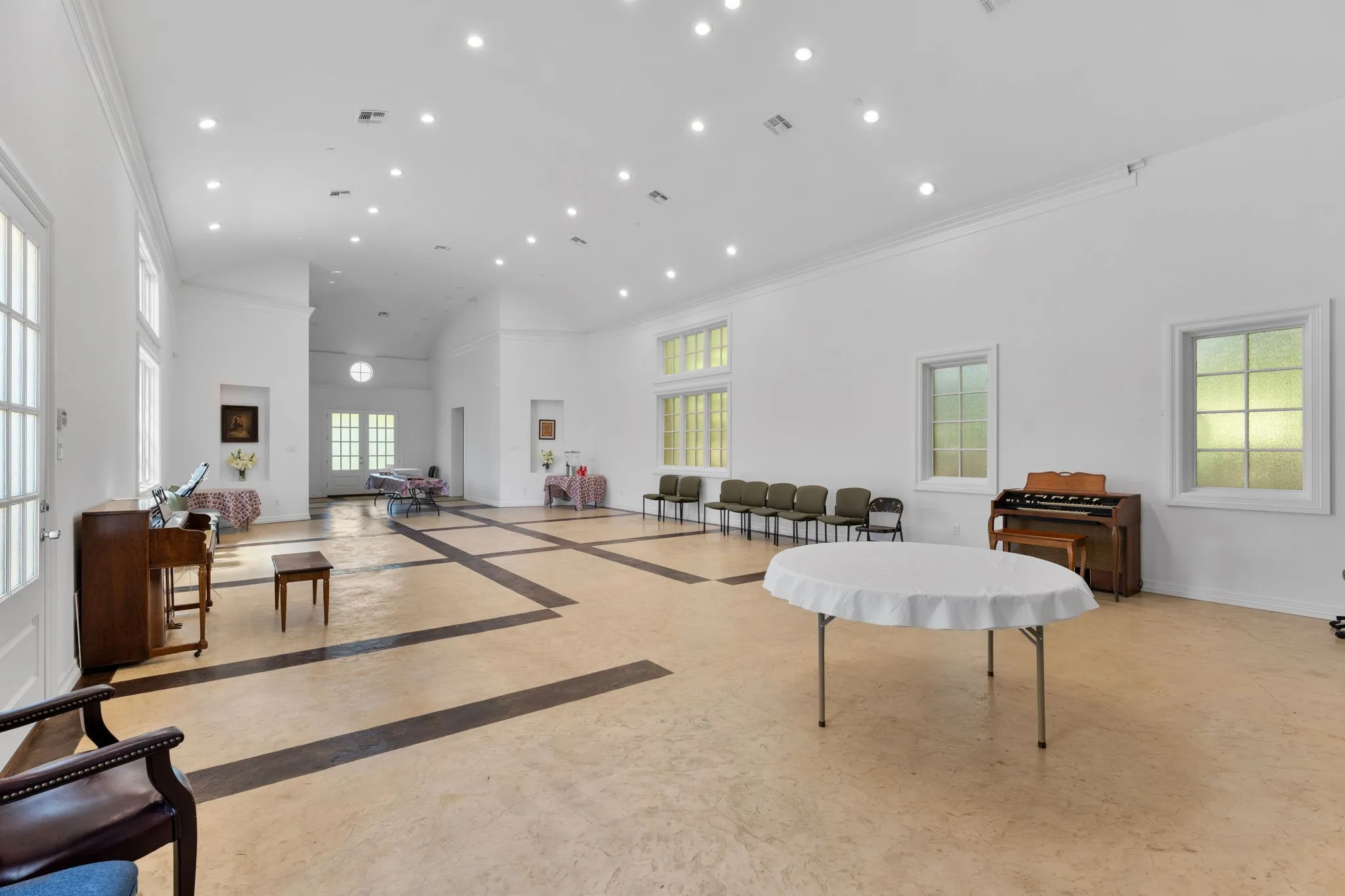 Single Family Residence For Sale in Tarrant County , 2300 Panorama, Arlington, Texas 76016, 4 Bedroom, 7 Bathroom, 4 Garage spaces, 8,707 Sqft, built in 1997, Preowned, mls#21261863, Real Estate Agent in Arlington, Homes For Sale in Tarrant county, Homes For Sale in Arlington, Realtor in Arlington Texas, Real Estate Brokerage Independent Realty Texas, Luminita Cordes Realtor