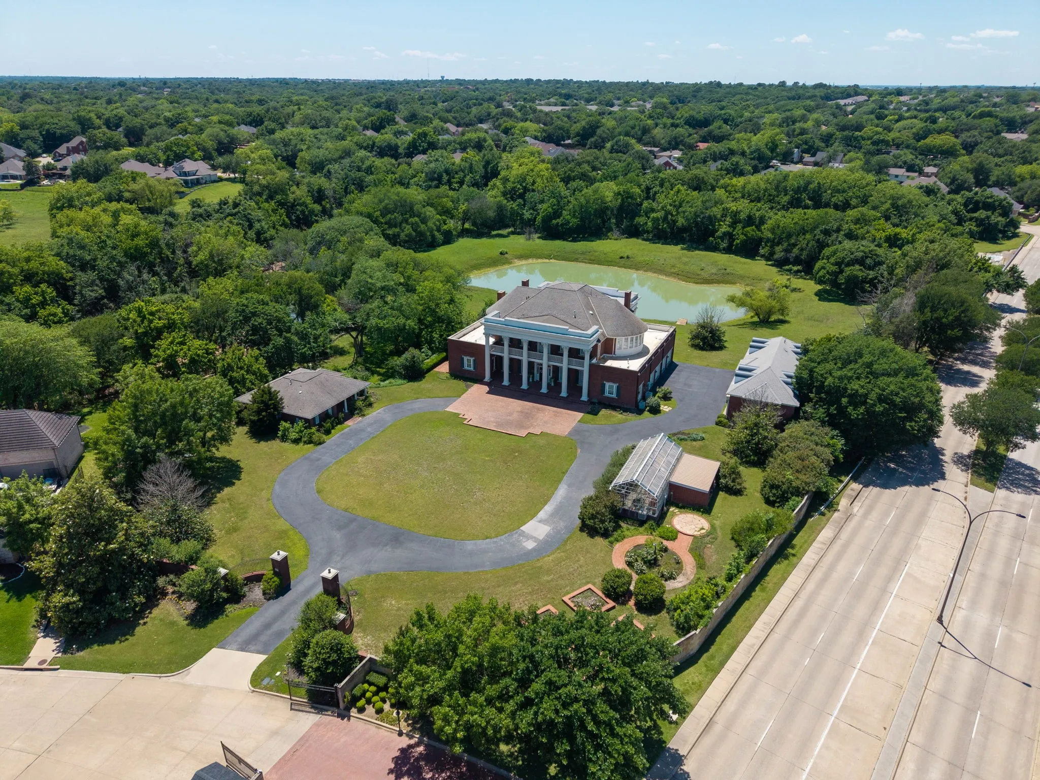 Single Family Residence For Sale in Tarrant County , 2300 Panorama, Arlington, Texas 76016, 4 Bedroom, 7 Bathroom, 4 Garage spaces, 8,707 Sqft, built in 1997, Preowned, mls#21261863, Real Estate Agent in Arlington, Homes For Sale in Tarrant county, Homes For Sale in Arlington, Realtor in Arlington Texas, Real Estate Brokerage Independent Realty Texas, Luminita Cordes Realtor