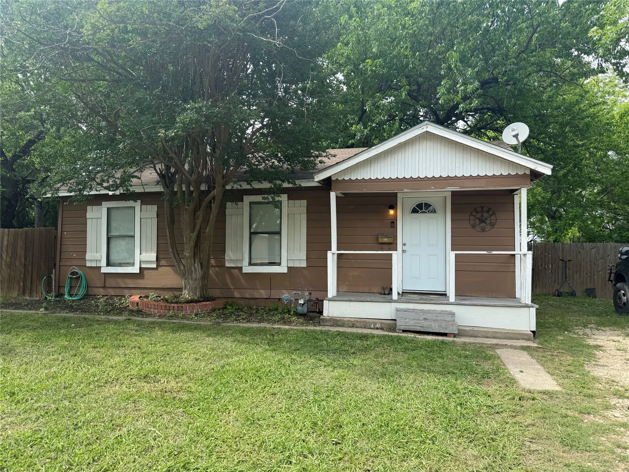 Single Family Residence For Sale in Hunt County , 1006 Bishop Street, Commerce, Texas 75428, 2 Bedroom, 1 Bathroom, Garage spaces, 792 Sqft, built in 1956, Price $105,000, mls#21262263, Real Estate Agent in Commerce, Homes For Sale in Hunt county, Homes For Sale in Commerce, Realtor in Commerce Texas, Real Estate Brokerage Independent Realty Texas, Luminita Cordes Realtor