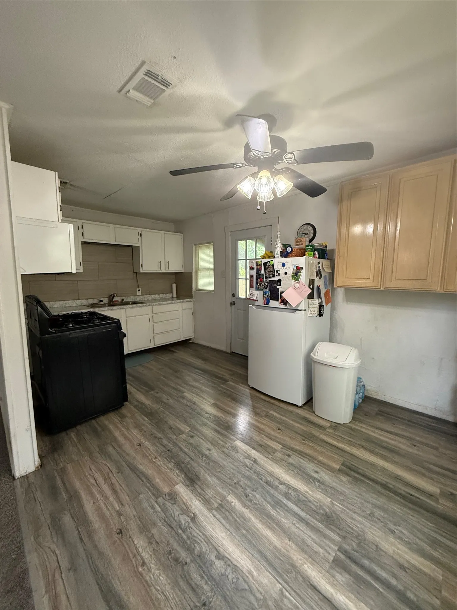 Single Family Residence For Sale in Hunt County , 1006 Bishop Street, Commerce, Texas 75428, 2 Bedroom, 1 Bathroom, Garage spaces, 792 Sqft, built in 1956, Price $105,000, mls#21262263, Real Estate Agent in Commerce, Homes For Sale in Hunt county, Homes For Sale in Commerce, Realtor in Commerce Texas, Real Estate Brokerage Independent Realty Texas, Luminita Cordes Realtor