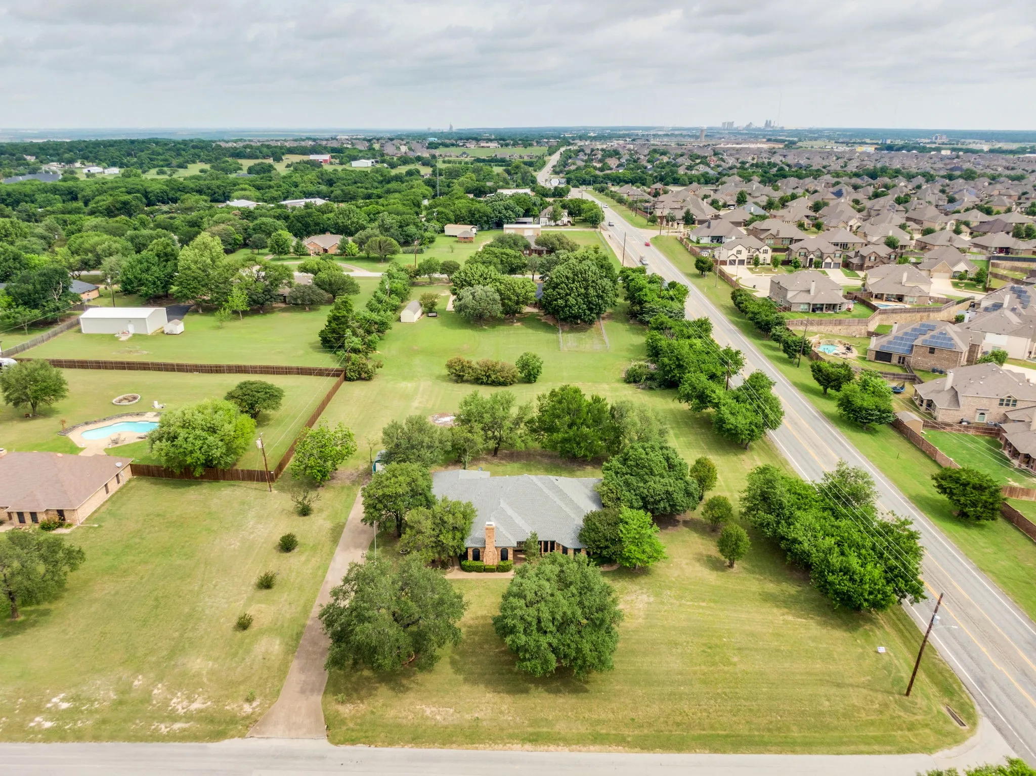 Single Family Residence For Sale in Ellis County , 750 Allen Lane, Midlothian, Texas 76065, 4 Bedroom, 4 Bathroom, 2 Garage spaces, 2,692 Sqft, built in 1985, Preowned, mls#21257611, Real Estate Agent in Midlothian, Homes For Sale in Ellis county, Homes For Sale in Midlothian, Realtor in Midlothian Texas, Real Estate Brokerage Independent Realty Texas, Luminita Cordes Realtor