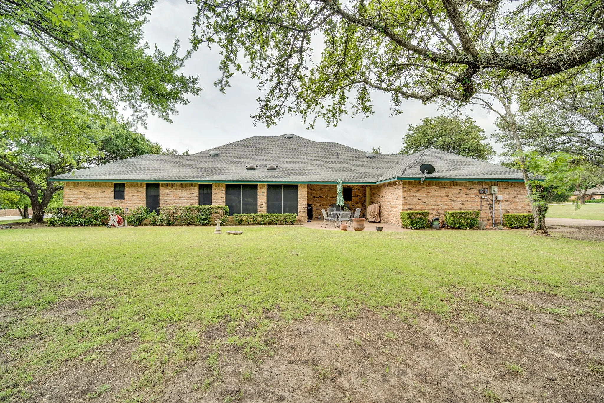 Single Family Residence For Sale in Ellis County , 750 Allen Lane, Midlothian, Texas 76065, 4 Bedroom, 4 Bathroom, 2 Garage spaces, 2,692 Sqft, built in 1985, Preowned, mls#21257611, Real Estate Agent in Midlothian, Homes For Sale in Ellis county, Homes For Sale in Midlothian, Realtor in Midlothian Texas, Real Estate Brokerage Independent Realty Texas, Luminita Cordes Realtor