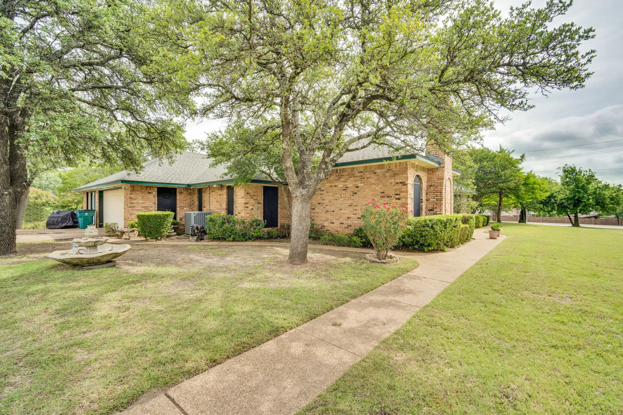 Single Family Residence For Sale in Ellis County , 750 Allen Lane, Midlothian, Texas 76065, 4 Bedroom, 4 Bathroom, 2 Garage spaces, 2,692 Sqft, built in 1985, Preowned, mls#21257611, Real Estate Agent in Midlothian, Homes For Sale in Ellis county, Homes For Sale in Midlothian, Realtor in Midlothian Texas, Real Estate Brokerage Independent Realty Texas, Luminita Cordes Realtor