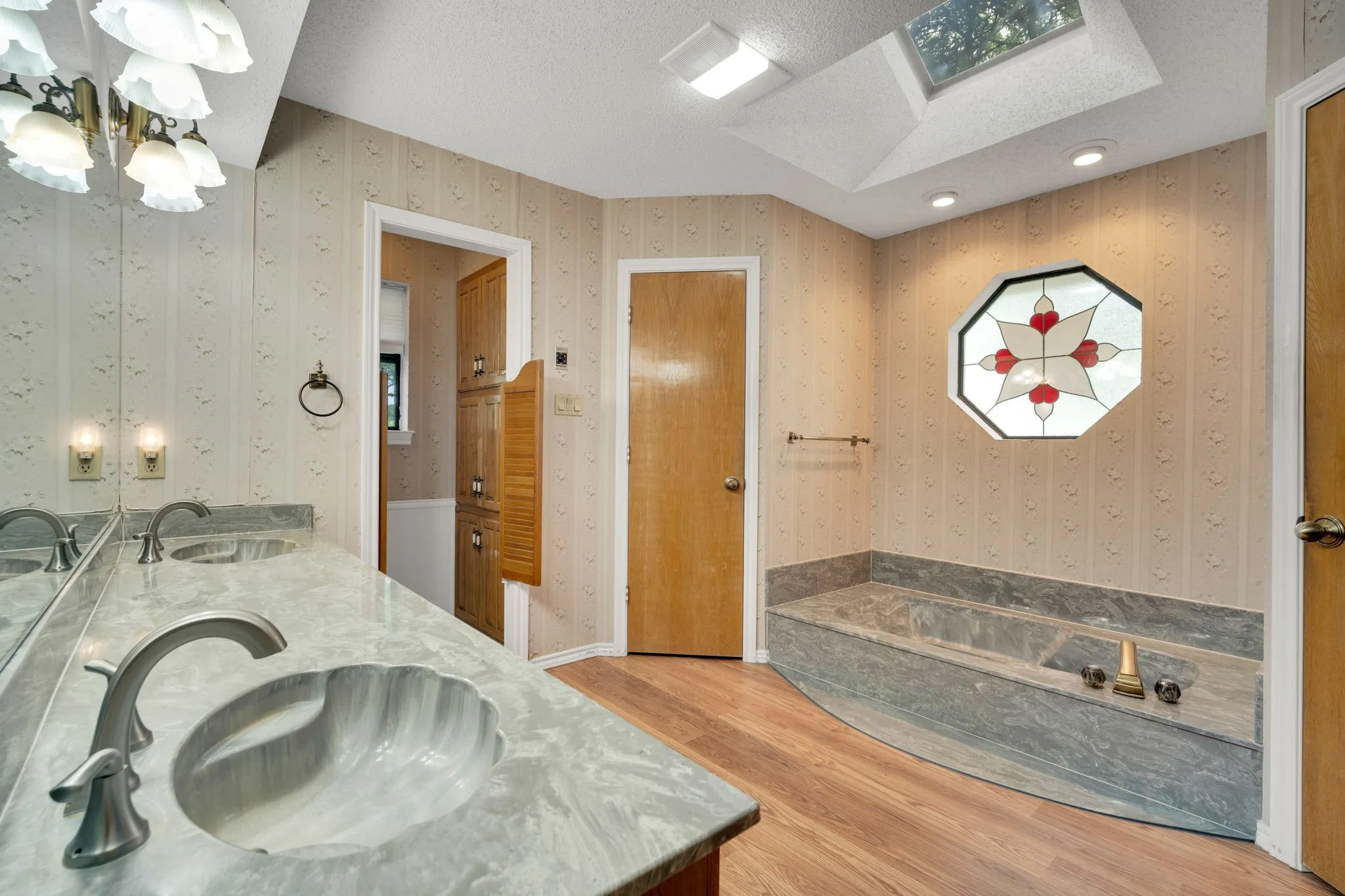 Single Family Residence For Sale in Ellis County , 750 Allen Lane, Midlothian, Texas 76065, 4 Bedroom, 4 Bathroom, 2 Garage spaces, 2,692 Sqft, built in 1985, Preowned, mls#21257611, Real Estate Agent in Midlothian, Homes For Sale in Ellis county, Homes For Sale in Midlothian, Realtor in Midlothian Texas, Real Estate Brokerage Independent Realty Texas, Luminita Cordes Realtor
