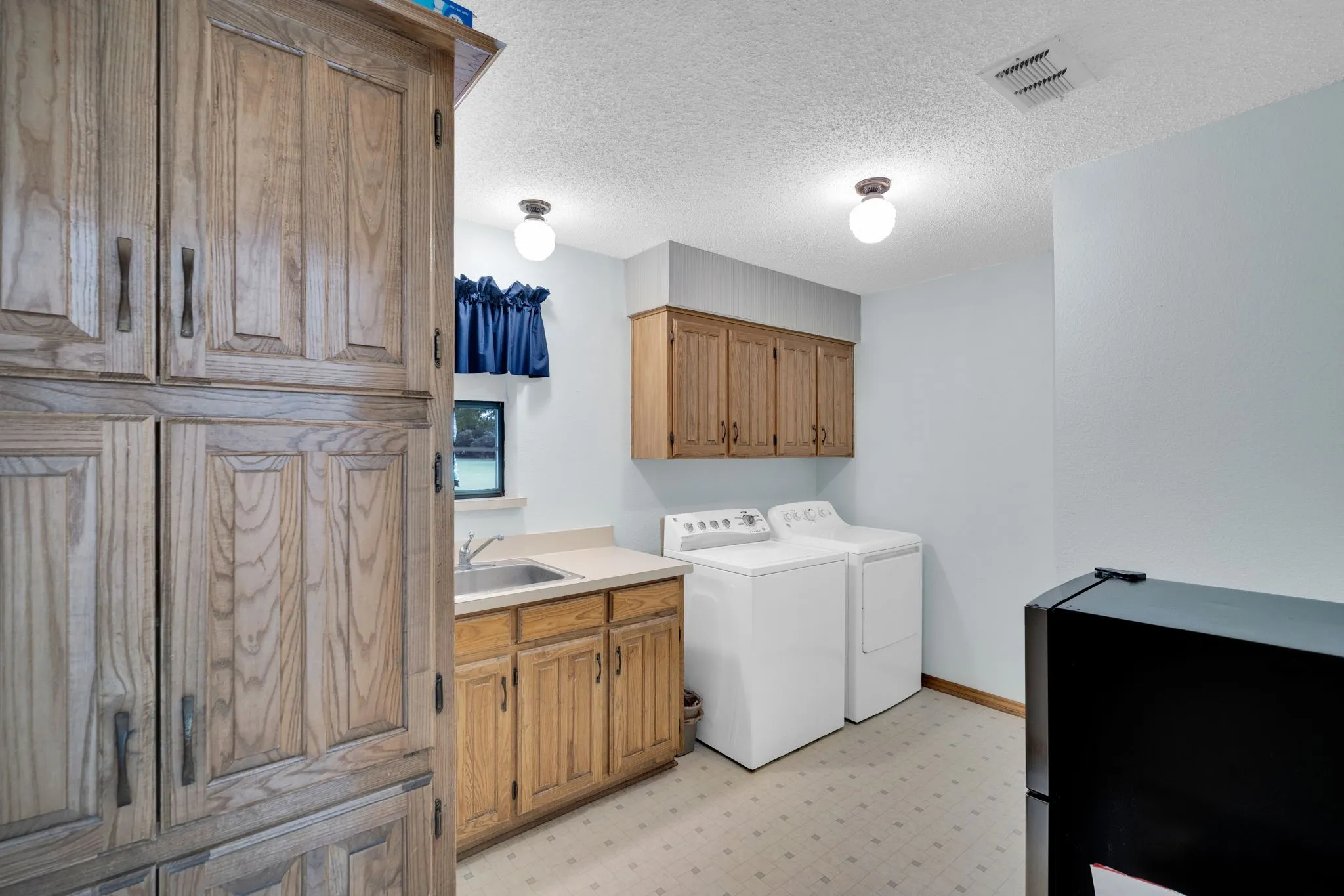 Single Family Residence For Sale in Ellis County , 750 Allen Lane, Midlothian, Texas 76065, 4 Bedroom, 4 Bathroom, 2 Garage spaces, 2,692 Sqft, built in 1985, Preowned, mls#21257611, Real Estate Agent in Midlothian, Homes For Sale in Ellis county, Homes For Sale in Midlothian, Realtor in Midlothian Texas, Real Estate Brokerage Independent Realty Texas, Luminita Cordes Realtor
