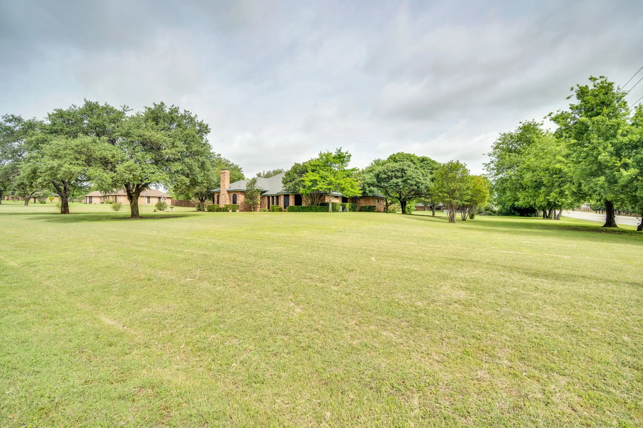 Single Family Residence For Sale in Ellis County , 750 Allen Lane, Midlothian, Texas 76065, 4 Bedroom, 4 Bathroom, 2 Garage spaces, 2,692 Sqft, built in 1985, Preowned, mls#21257611, Real Estate Agent in Midlothian, Homes For Sale in Ellis county, Homes For Sale in Midlothian, Realtor in Midlothian Texas, Real Estate Brokerage Independent Realty Texas, Luminita Cordes Realtor
