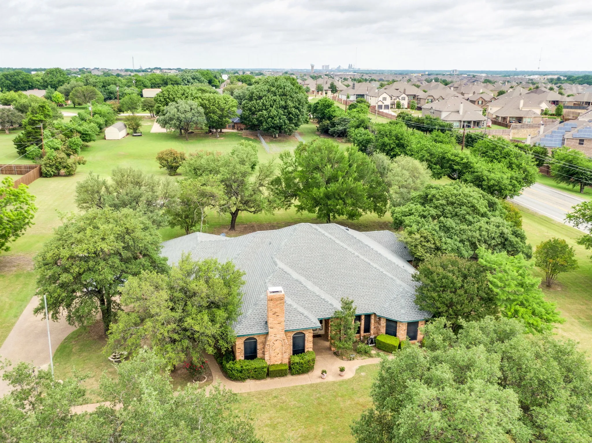 Single Family Residence For Sale in Ellis County , 750 Allen Lane, Midlothian, Texas 76065, 4 Bedroom, 4 Bathroom, 2 Garage spaces, 2,692 Sqft, built in 1985, Preowned, mls#21257611, Real Estate Agent in Midlothian, Homes For Sale in Ellis county, Homes For Sale in Midlothian, Realtor in Midlothian Texas, Real Estate Brokerage Independent Realty Texas, Luminita Cordes Realtor