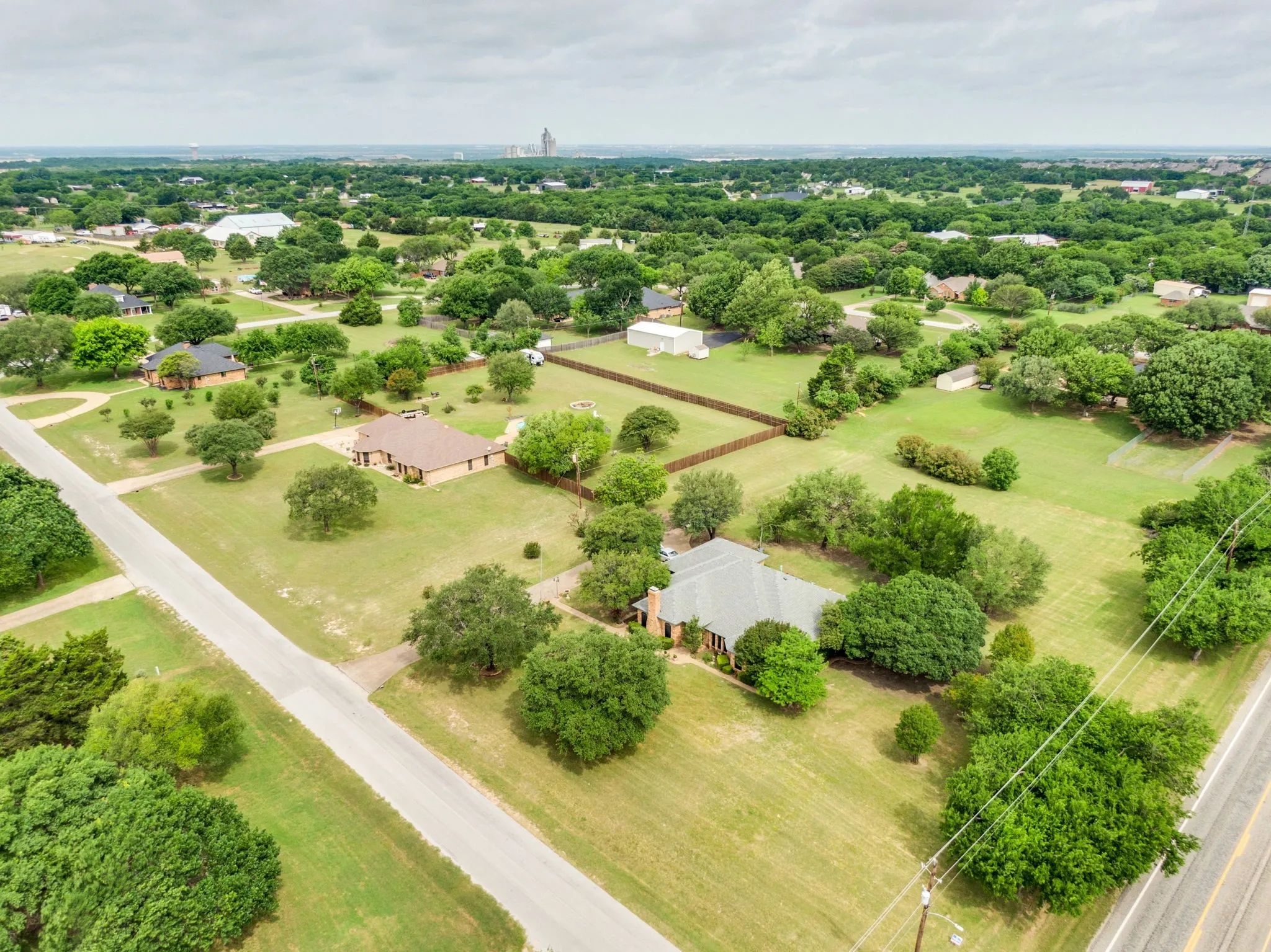 Single Family Residence For Sale in Ellis County , 750 Allen Lane, Midlothian, Texas 76065, 4 Bedroom, 4 Bathroom, 2 Garage spaces, 2,692 Sqft, built in 1985, Preowned, mls#21257611, Real Estate Agent in Midlothian, Homes For Sale in Ellis county, Homes For Sale in Midlothian, Realtor in Midlothian Texas, Real Estate Brokerage Independent Realty Texas, Luminita Cordes Realtor