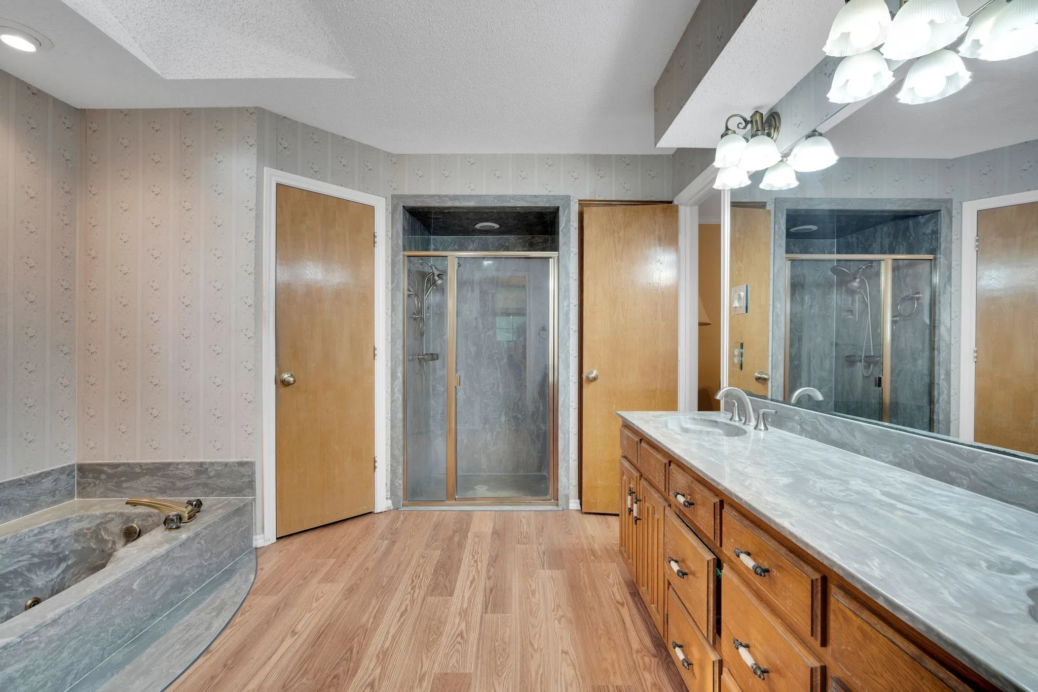 Single Family Residence For Sale in Ellis County , 750 Allen Lane, Midlothian, Texas 76065, 4 Bedroom, 4 Bathroom, 2 Garage spaces, 2,692 Sqft, built in 1985, Preowned, mls#21257611, Real Estate Agent in Midlothian, Homes For Sale in Ellis county, Homes For Sale in Midlothian, Realtor in Midlothian Texas, Real Estate Brokerage Independent Realty Texas, Luminita Cordes Realtor