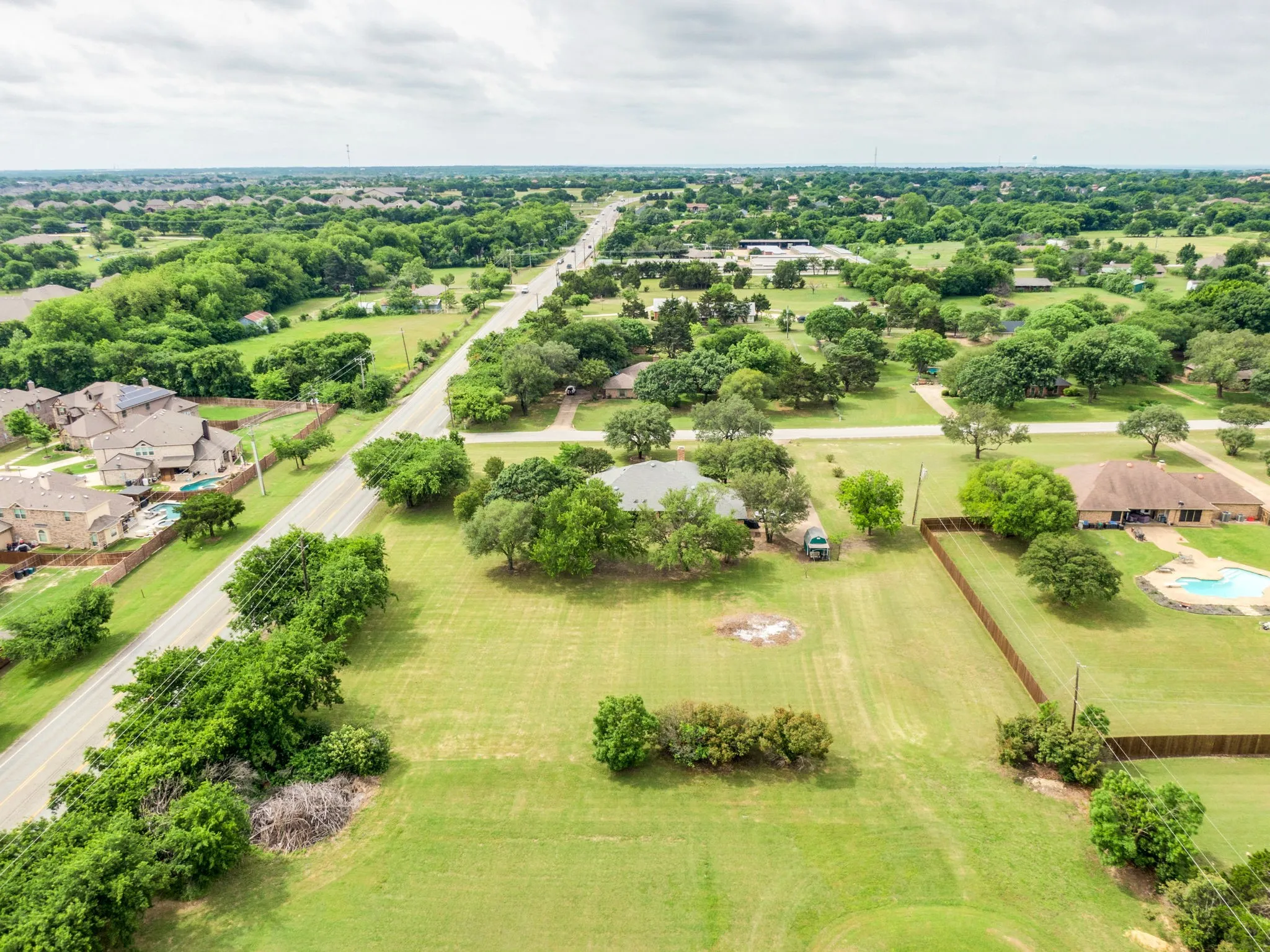 Single Family Residence For Sale in Ellis County , 750 Allen Lane, Midlothian, Texas 76065, 4 Bedroom, 4 Bathroom, 2 Garage spaces, 2,692 Sqft, built in 1985, Preowned, mls#21257611, Real Estate Agent in Midlothian, Homes For Sale in Ellis county, Homes For Sale in Midlothian, Realtor in Midlothian Texas, Real Estate Brokerage Independent Realty Texas, Luminita Cordes Realtor
