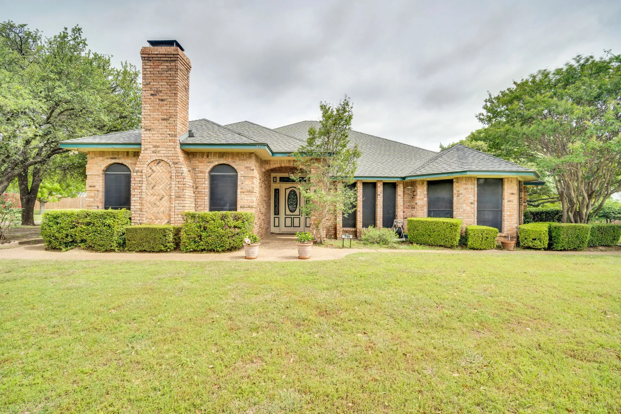 Single Family Residence For Sale in Ellis County , 750 Allen Lane, Midlothian, Texas 76065, 4 Bedroom, 4 Bathroom, 2 Garage spaces, 2,692 Sqft, built in 1985, Preowned, mls#21257611, Real Estate Agent in Midlothian, Homes For Sale in Ellis county, Homes For Sale in Midlothian, Realtor in Midlothian Texas, Real Estate Brokerage Independent Realty Texas, Luminita Cordes Realtor