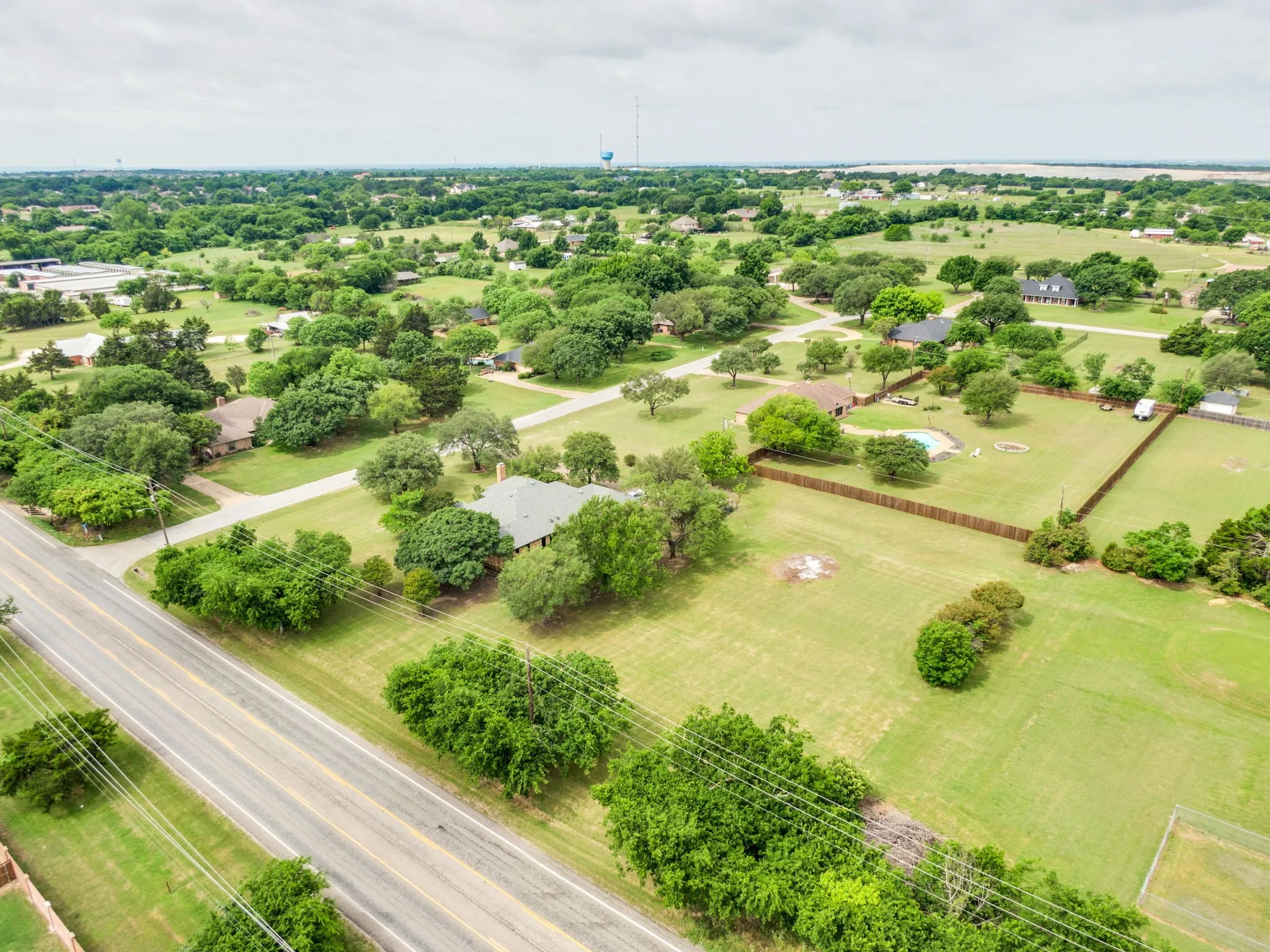 Single Family Residence For Sale in Ellis County , 750 Allen Lane, Midlothian, Texas 76065, 4 Bedroom, 4 Bathroom, 2 Garage spaces, 2,692 Sqft, built in 1985, Preowned, mls#21257611, Real Estate Agent in Midlothian, Homes For Sale in Ellis county, Homes For Sale in Midlothian, Realtor in Midlothian Texas, Real Estate Brokerage Independent Realty Texas, Luminita Cordes Realtor