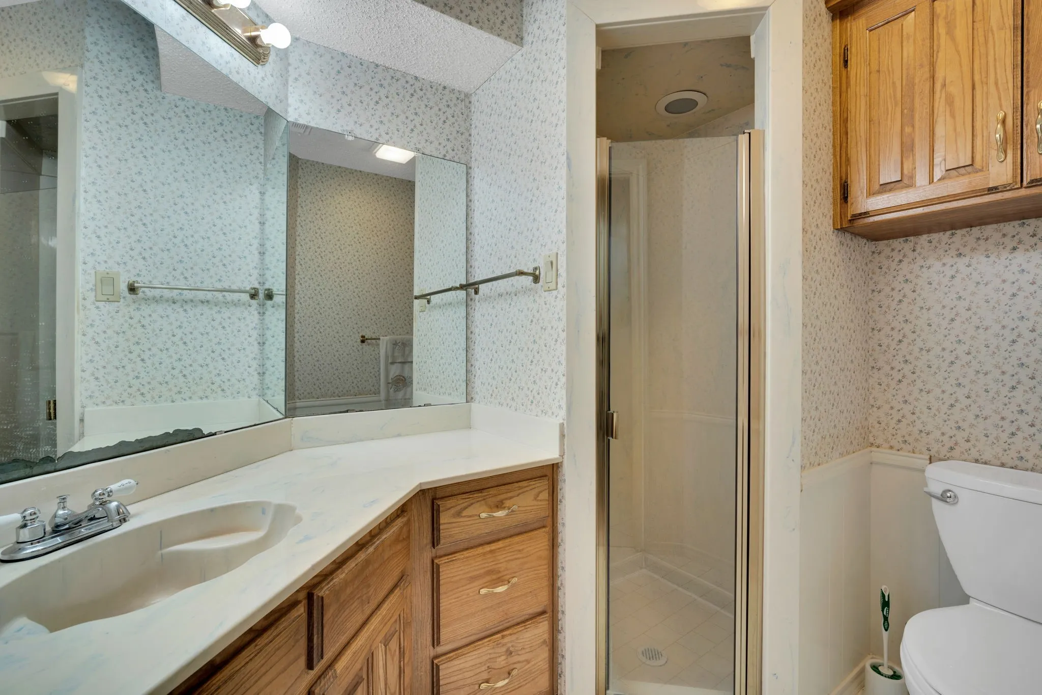 Single Family Residence For Sale in Ellis County , 750 Allen Lane, Midlothian, Texas 76065, 4 Bedroom, 4 Bathroom, 2 Garage spaces, 2,692 Sqft, built in 1985, Preowned, mls#21257611, Real Estate Agent in Midlothian, Homes For Sale in Ellis county, Homes For Sale in Midlothian, Realtor in Midlothian Texas, Real Estate Brokerage Independent Realty Texas, Luminita Cordes Realtor
