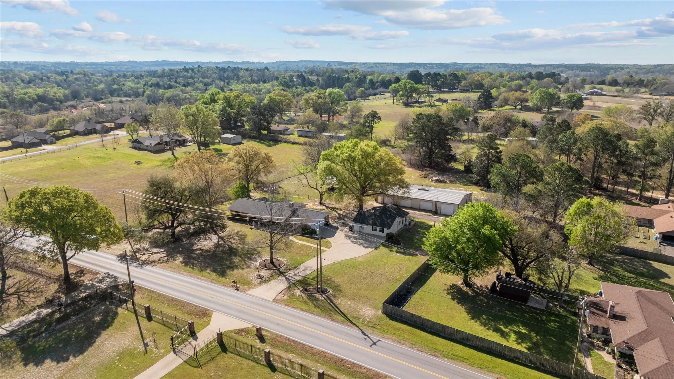 Single Family Residence For Sale in Smith County , 13929 County Road 1140, Tyler, Texas 75709, 5 Bedroom, 4 Bathroom, 2 Garage spaces, 1,691 Sqft, built in 1970, mls#21262325, Real Estate Agent in Tyler, Homes For Sale in Smith county, Homes For Sale in Tyler, Realtor in Tyler Texas, Real Estate Brokerage Independent Realty Texas, Luminita Cordes Realtor